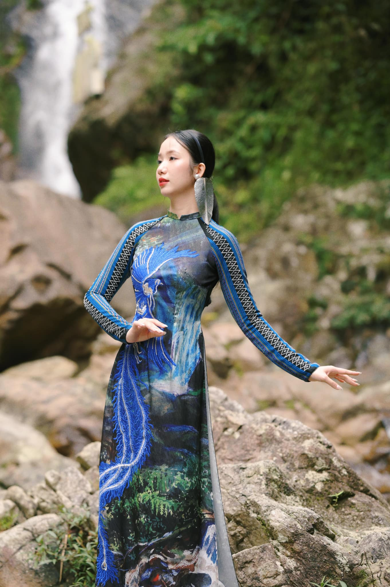 Phương Nhi nói lúc nhỏ mẹ cô nhận ra con gái có đôi chân dài hơn hẳn các bạn đồng trang lứa nên đã nhắc nhở con gái luôn nắn chân thật thẳng để phù hợp với các cuộc thi nhan sắc.