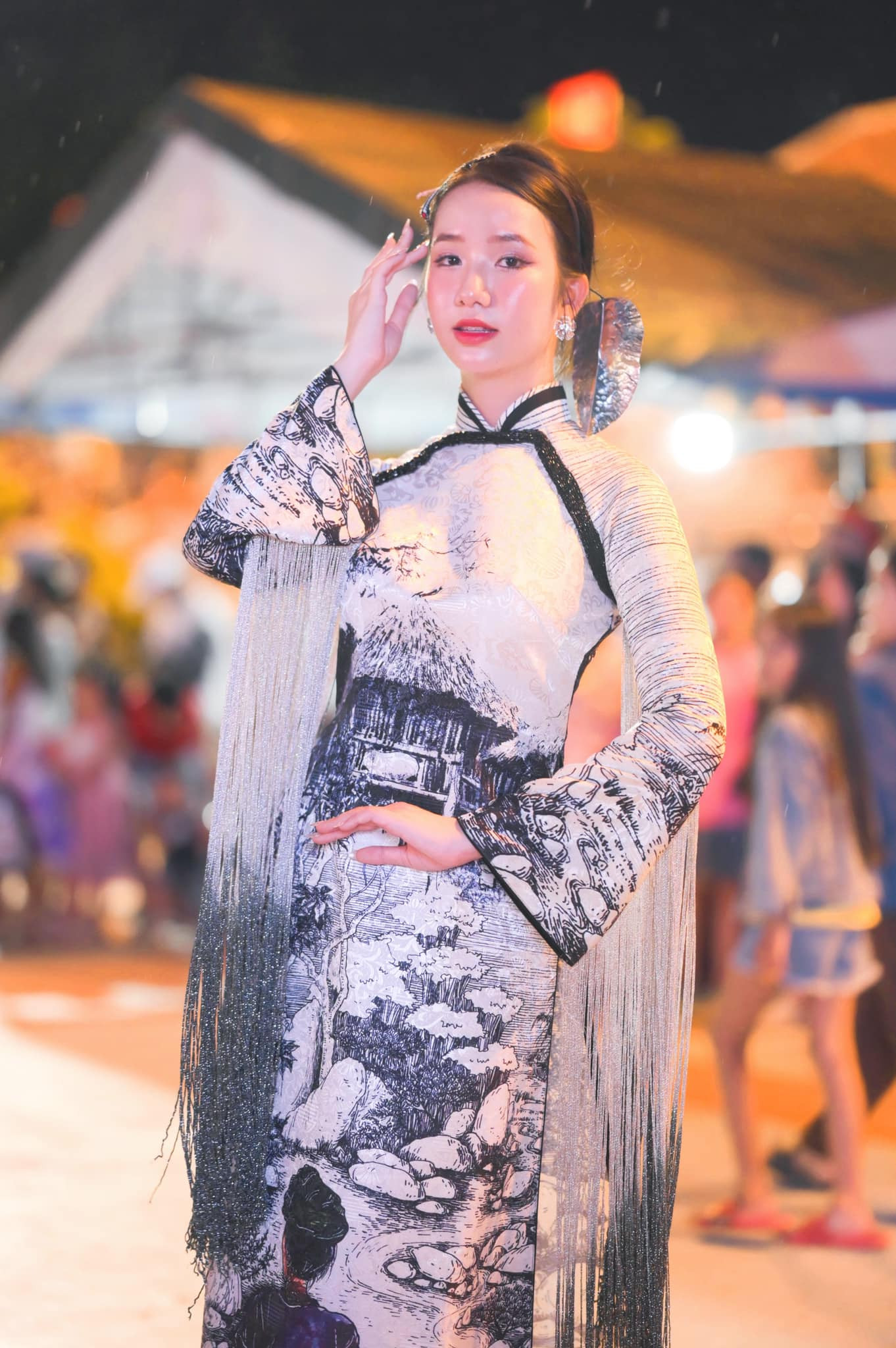 “Vì tôi từng đạt giải á khôi nên ban giám khảo cũng có nhiều kỳ vọng. Tôi đã nỗ lực cải thiện bản thân, tham gia nhiều hoạt động xã hội, nghiên cứu khoa học ở trường”, cô nói.