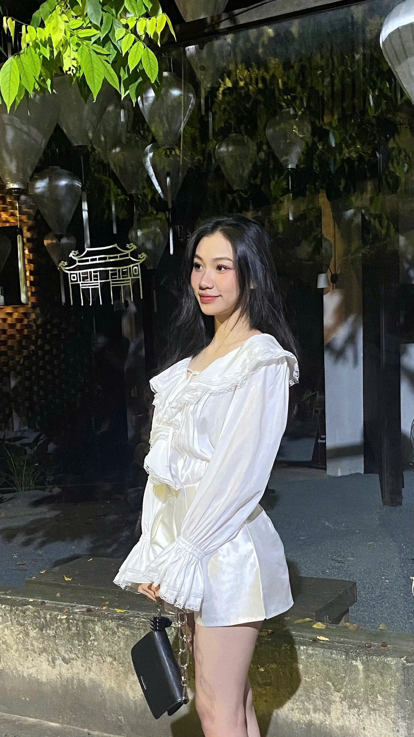 Khác với nét sắc sảo trên sân khấu, ngoài đời Huyền Cơ có phong cách ăn mặc giản dị, năng động.