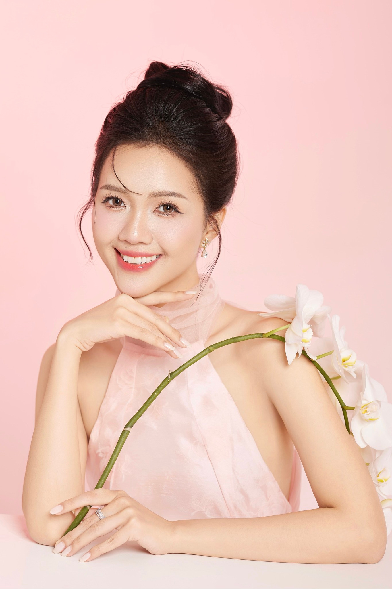 Mỹ Vân đã tốt nghiệp Cử nhân ngành Ngôn ngữ Anh tại Đại học Tôn Đức Thắng. Ngoài ra, cô còn có các chứng chỉ khóa học trực tuyến từ các đại học như Leadership &amp; Communication program của Harvard University và Public library marketing &amp; Public relations từ Đại học Michigan.