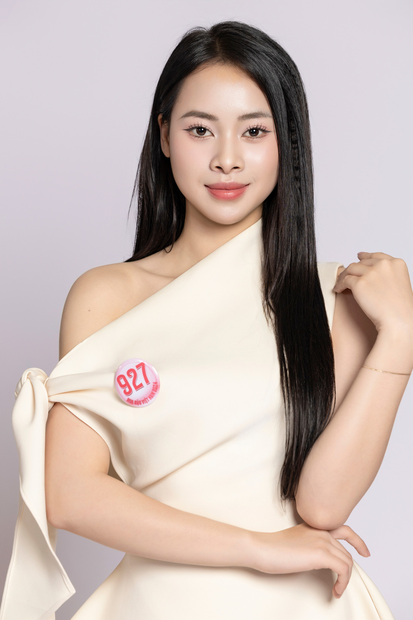 Thí sinh Lê Đoàn Kiều Trinh, SBD 927, sinh năm 2005, đến từ Ninh Bình, sinh viên Đại học Kinh tế Quốc dân Hà Nội.