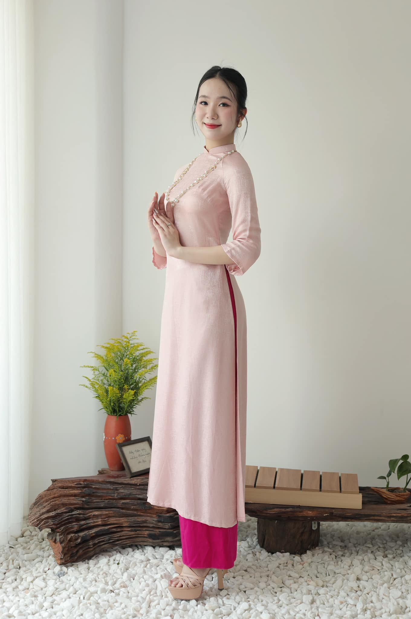 “Các Hoa hậu Việt Nam đều có những hành trình đáng nhớ, nổi bật và đó là động lực thôi thúc tôi đến với cuộc thi. Hoa hậu Việt Nam lựa chọn những cô gái có bản sắc truyền thống và tôi thấy mình khá phù hợp”, cô nói.