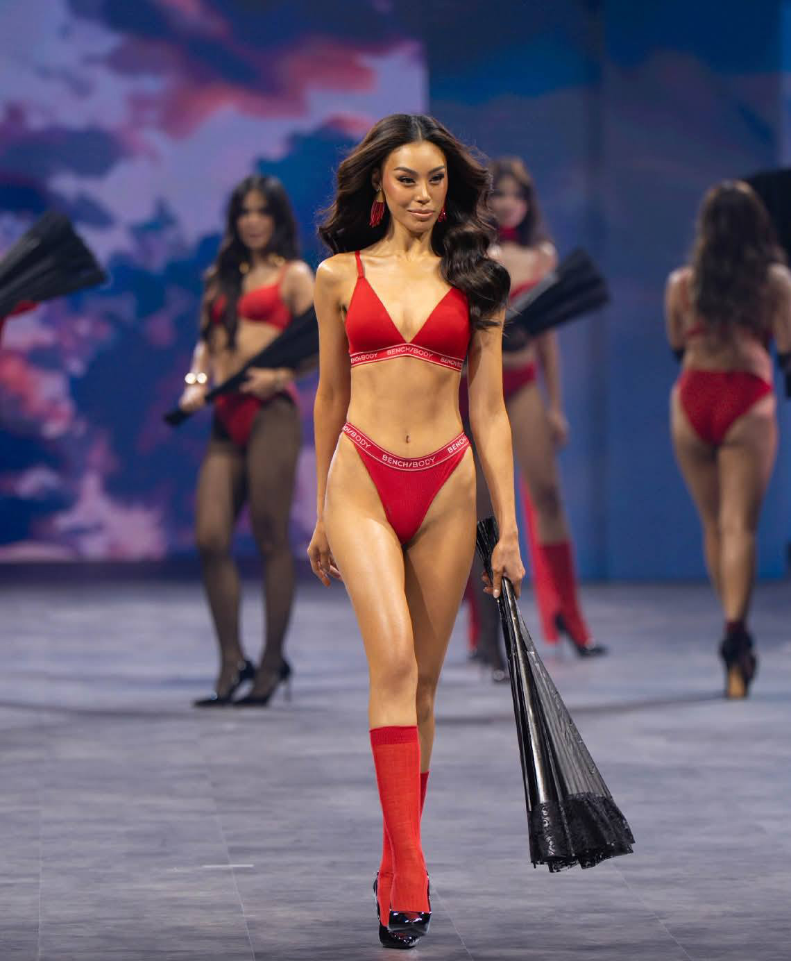 Show diễn còn quy tụ cả dàn nam vương đình đám trình diễn. Trong khi các hoa hậu nhận nhiều khen ngợi thì các người mẫu nam bị nhận xét trình diễn lố lăng, dung tục.