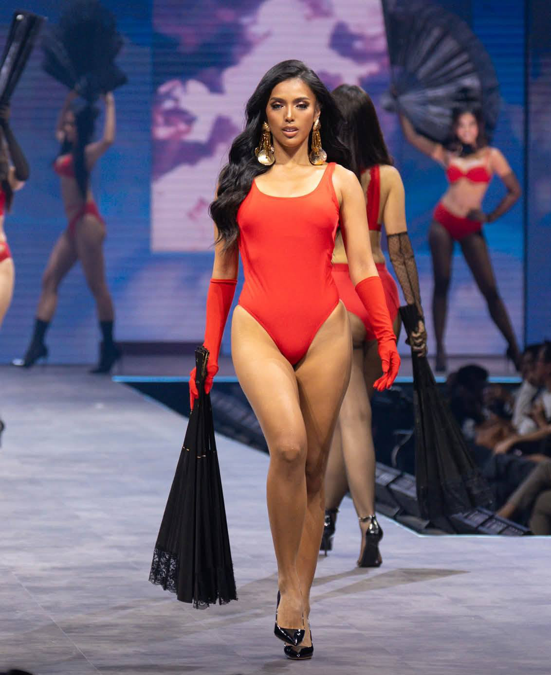 Một số người đẹp trình diễn mẫu nội y tông màu đỏ rực nổi bật. Philippines vốn được xem là "cường quốc sắc đẹp" với nhiều người đẹp đạt danh hiệu cao ở các đấu trường sắc đẹp quốc tế. Show diễn Body of Work thu hút sự chú ý của các fan sắc đẹp vì quy tụ dàn hoa hậu đông đảo của Philippines.