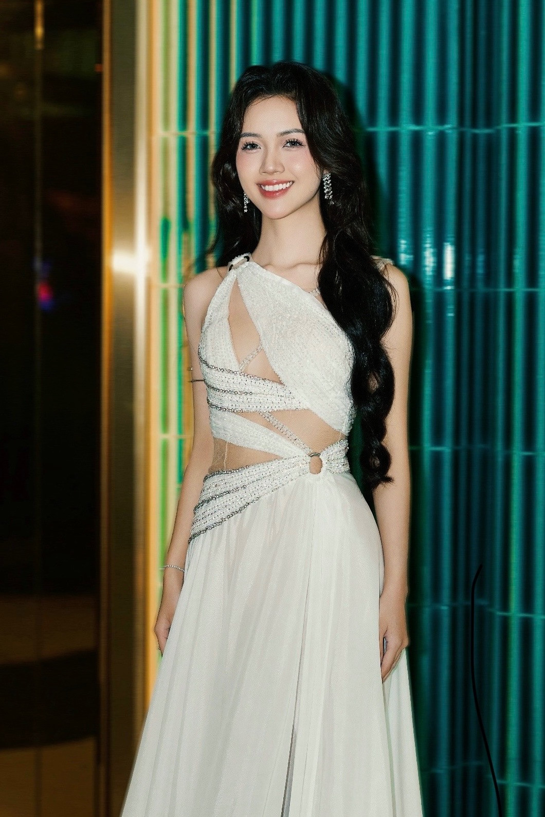 Ngoài đời thường, Mỹ Vân có phong cách thời trang sang trọng, thanh lịch. Cô ưa chuộng những bộ váy tông màu trắng hoặc gam pastel nhẹ nhàng để làm nổi bật nét nữ tính.