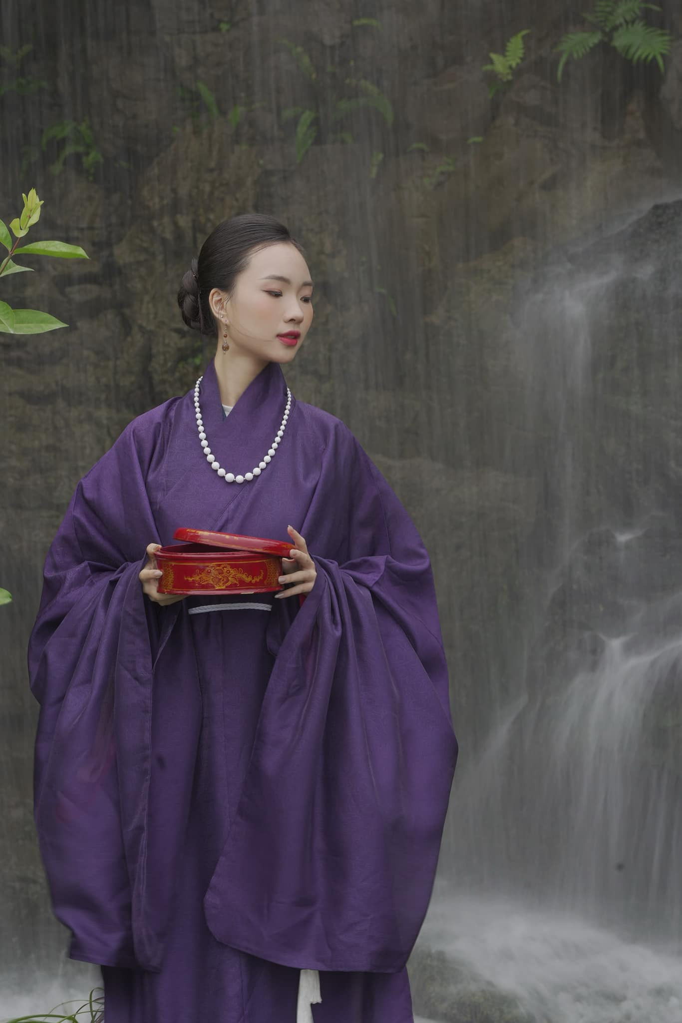 Cô từng làm mẫu cho nhiều bộ ảnh với áo dài, cổ phục ấn tượng.