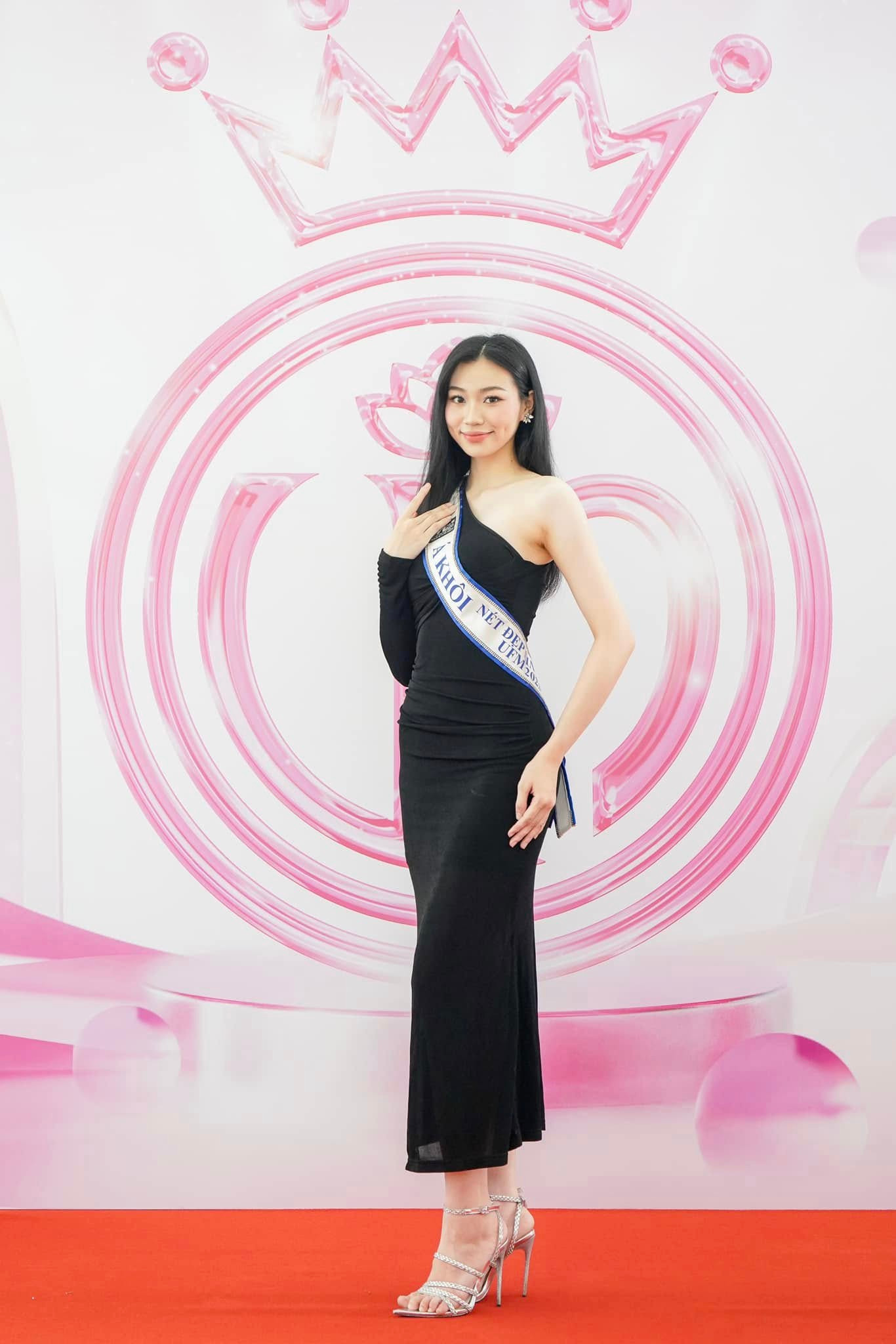 Tại sơ khảo phía Nam, Huyền Cơ gây chú ý khi mặc bộ váy đen bó sát, lệch vai, khoe hình thể cân đối. Cô cũng thể hiện sự tự tin trong những bước catwalk, trình diễn.