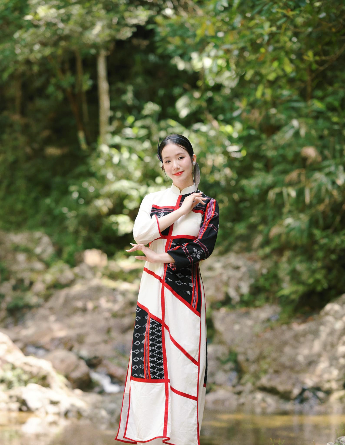 Phương Nhi nói lúc nhỏ mẹ cô nhận ra con gái có đôi chân dài hơn hẳn các bạn đồng trang lứa nên đã nhắc nhở con gái luôn nắn chân thật thẳng để phù hợp với các cuộc thi nhan sắc.