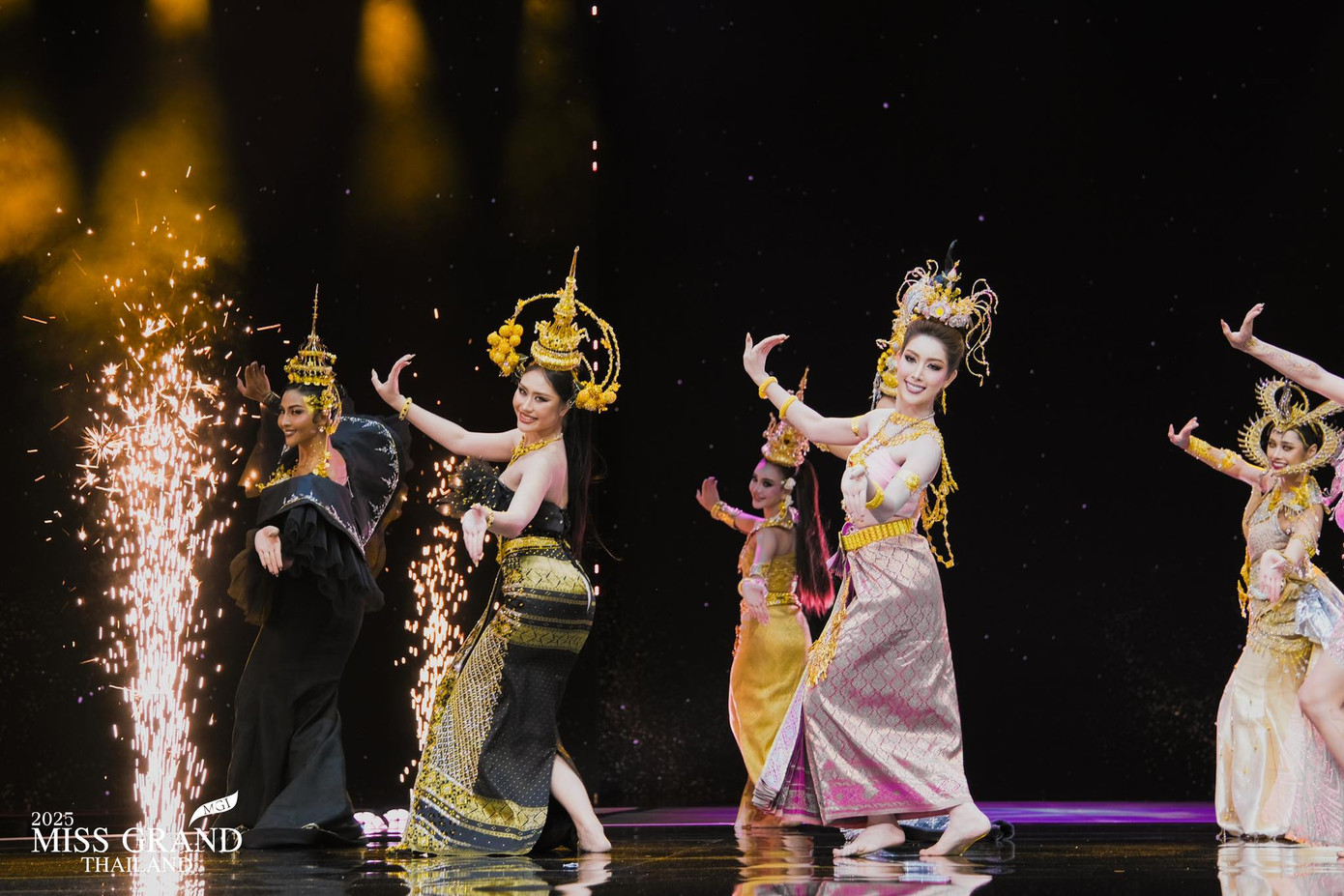 77 thí sinh mang đến những nét đặc sắc trong văn hóa của các tỉnh, thành ở Thái Lan, cho thấy đây là một đất nước phong phú, đa dạng về văn hóa truyền thống. Ban tổ chức cũng đầu tư chỉn chu, chuyên nghiệp về sân khấu, âm thanh, ánh sáng - tạo sự hấp dẫn cho phần thi.