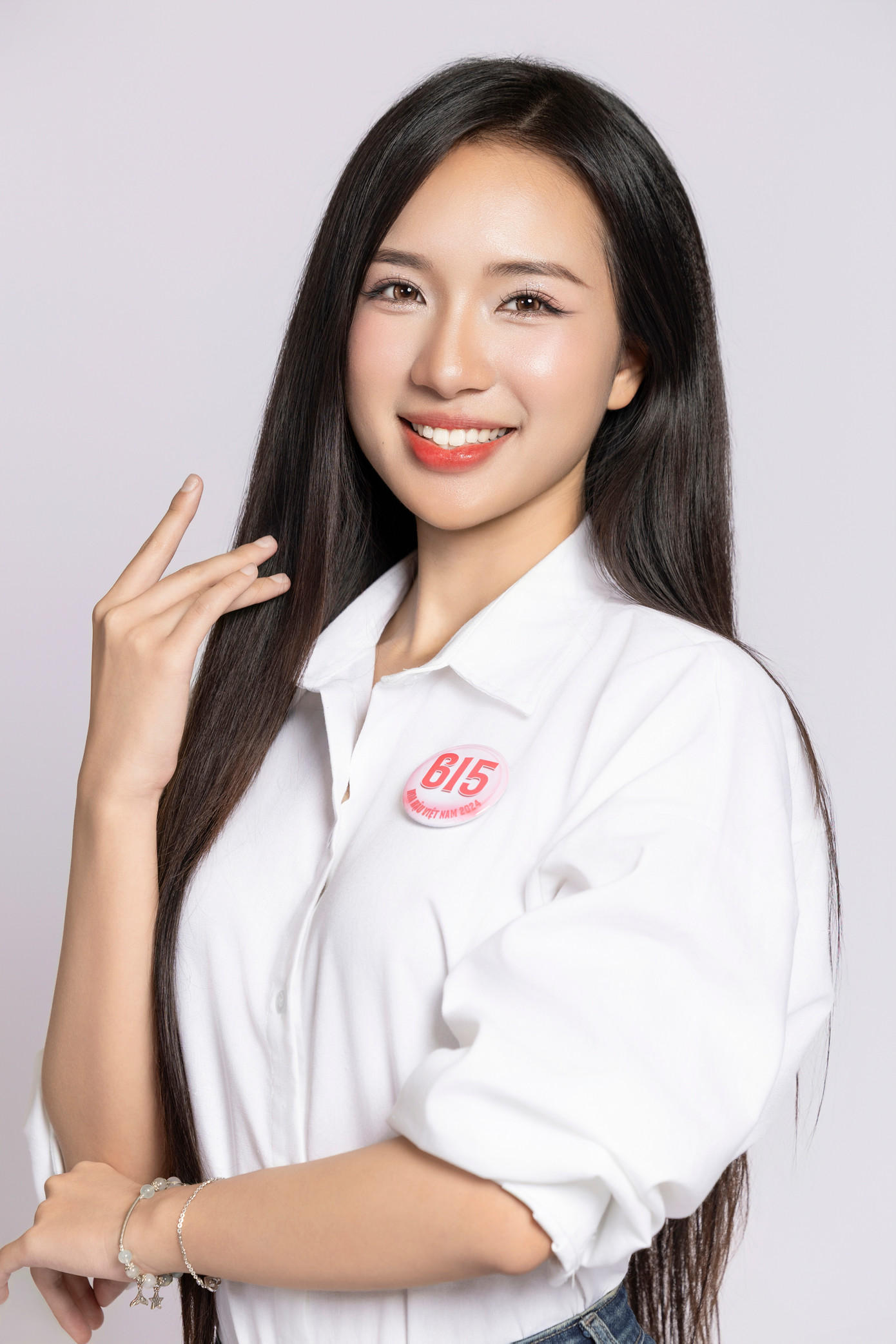 Thí sinh Hà Thị Giang Thanh, SBD 615, sinh năm 2002, đến từ Hạ Long, người mẫu tự do, tốt nghiệp Đại học Văn hóa Hà Nội.