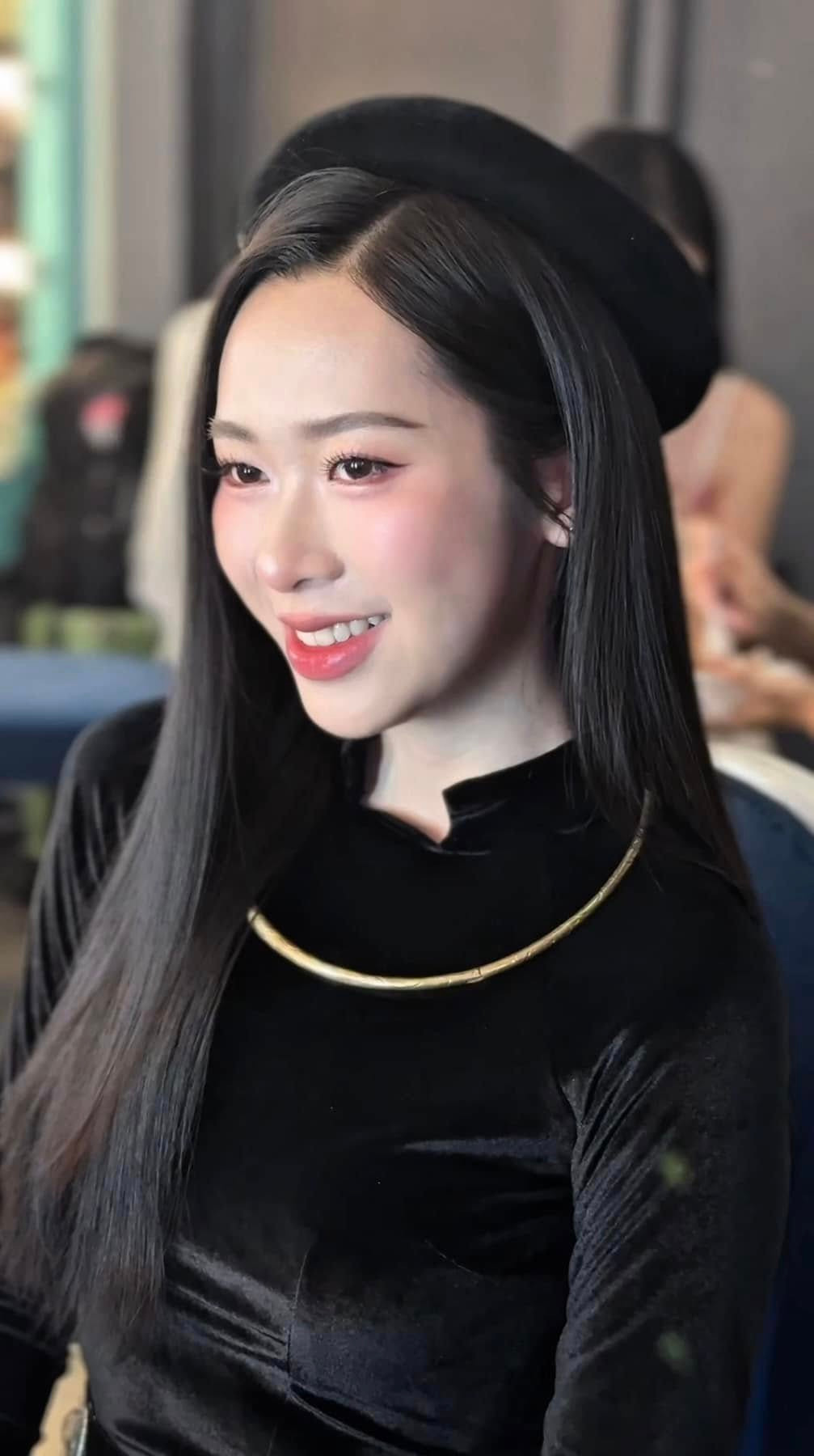 Cô đang theo học năm thứ tư ngành Tài chính Quốc tế tại Đại học Ngoại thương, có thể giao tiếp tốt bằng tiếng Anh và tiếng Đức. Khi học THPT, Quý Lan đã đoạt giải Khuyến khích môn Lịch sử năm 2020 và giải Ba năm 2021.