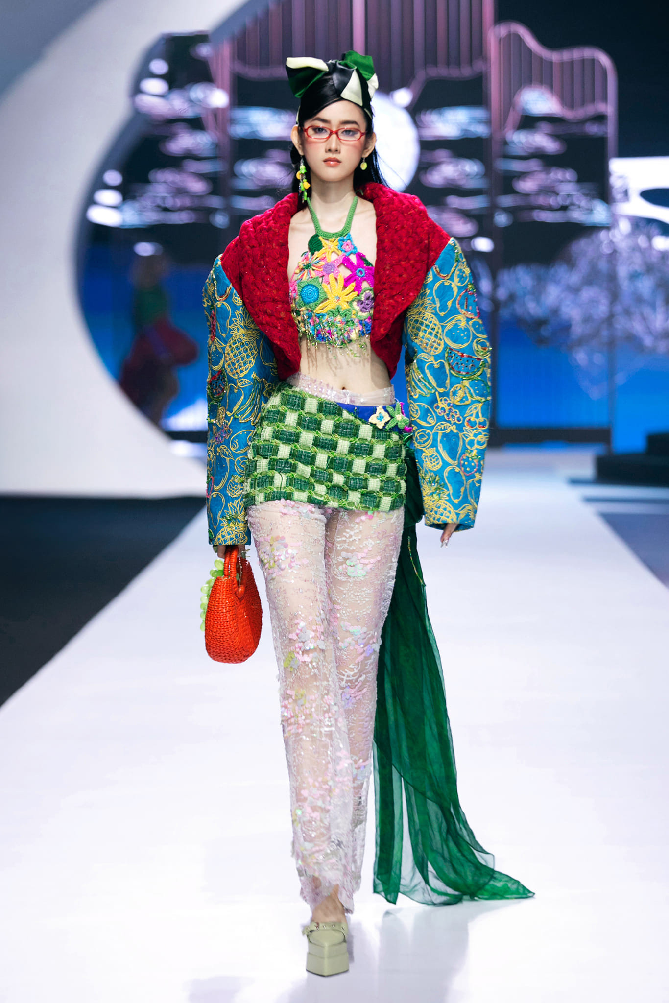 Hải Yến cho biết trước đây cô nhút nhát và hướng nội nên việc giao tiếp còn hạn chế. Cô tự nhận thấy mình cải thiện về mặt ứng xử và ngoại ngữ.