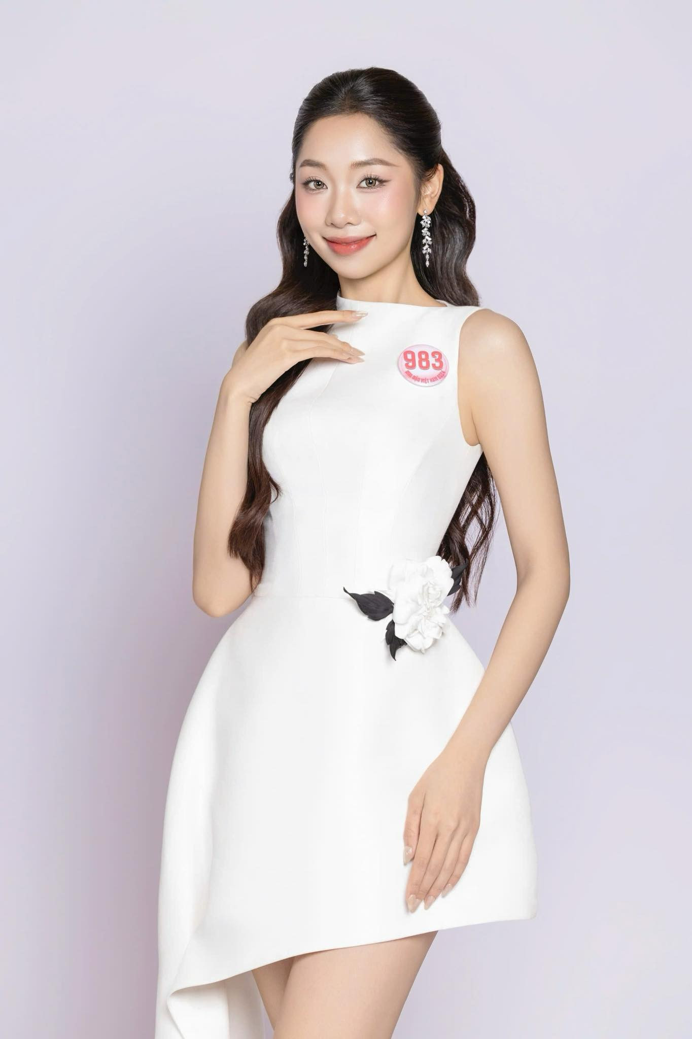 Thí sinh Phạm Thùy Dương, SBD 983, sinh năm 2003, đến từ Hà Nội gây chú ý tại cuộc thi Hoa hậu Việt Nam 2024 với profile ấn tượng. Cô học cả hai trường Đại học Ngoại thương và Đại học Kinh tế Quốc dân.