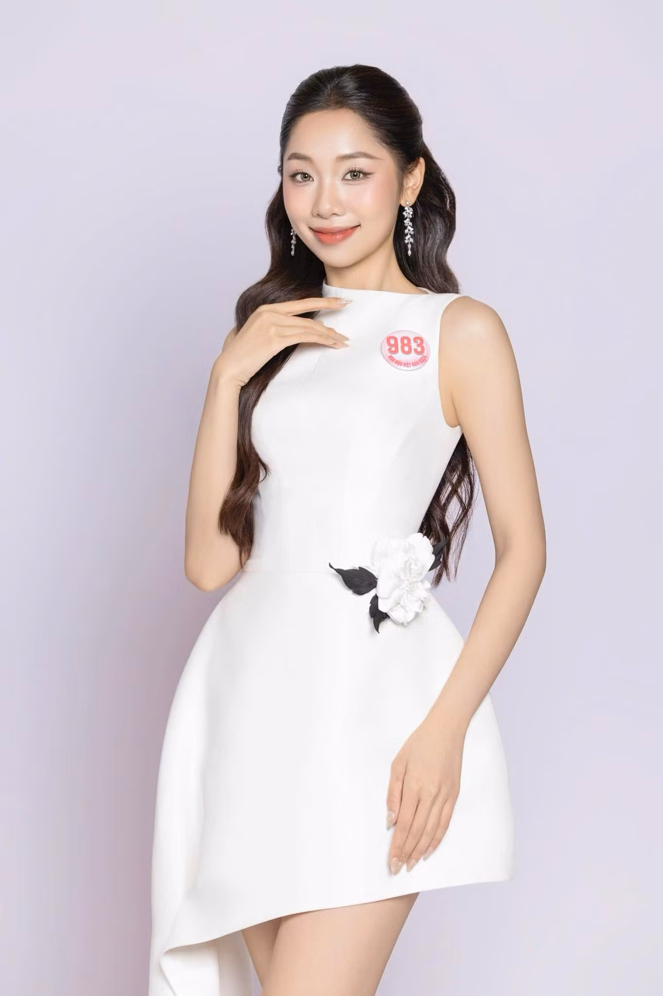 Thí sinh Phạm Thùy Dương, SBD 983, sinh năm 2003, đến từ Hà Nội gây chú ý tại cuộc thi Hoa hậu Việt Nam 2024 với profile ấn tượng. Cô học cả hai trường Đại học Ngoại thương và Đại học Kinh tế Quốc dân.