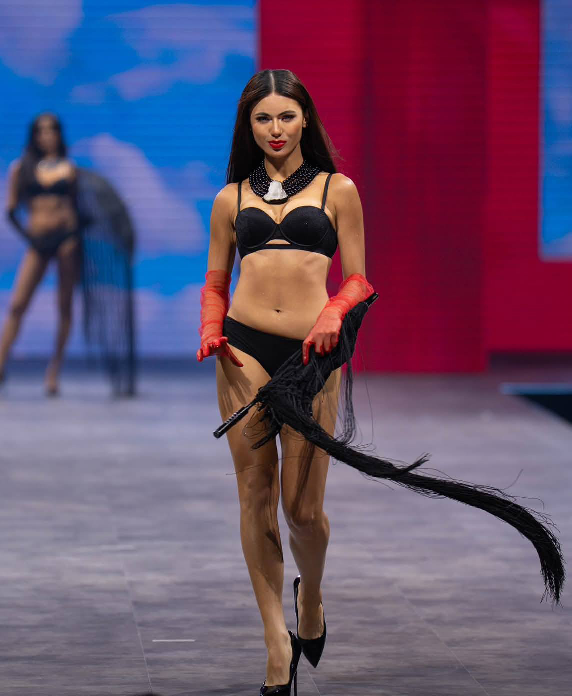 Mẫu nội y có kiểu dáng đơn giản, tuy nhiên tôn được vóc dáng của các người đẹp.