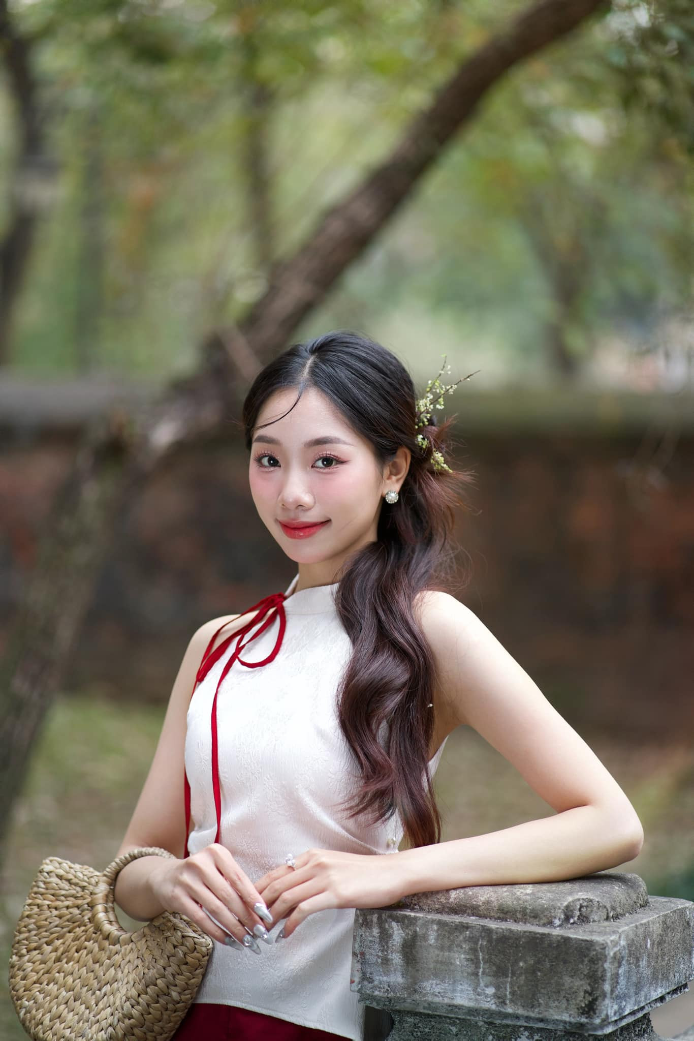 Khi tham gia cuộc thi Duyên dáng Ngoại thương, Thùy Dương gặp tai nạn dẫn tới gãy xương thuyền bàn chân trái. Bác sĩ nói cô không thể cử động hay di chuyển trong 1,5 tháng. Tuy nhiên, Thùy Dương vẫn nỗ lực hoàn thành các phần thi, giành được nhiều giải thưởng phụ.