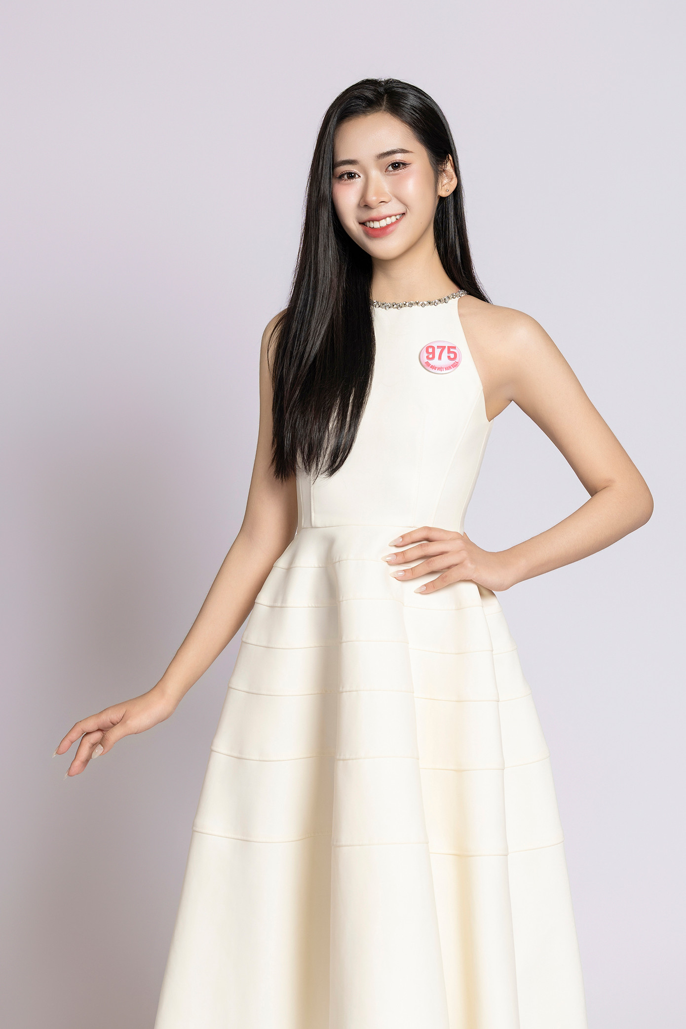 Thí sinh Hoàng Quý Lan, SBD 975, sinh năm 2003, đến từ Cao Bằng, sinh viên Đại học Ngoại thương Hà Nội.