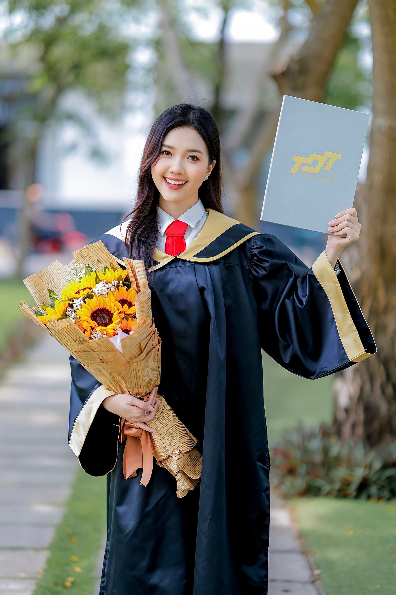 Ngoài tiếng Anh, Mỹ Vân có thể giao tiếp cơ bản và hát bằng tiếng Trung. Hiện tại, Mỹ Vân làm MC song ngữ tự do và dẫn chương trình cho các chương trình của đài truyền hình Vĩnh Long.