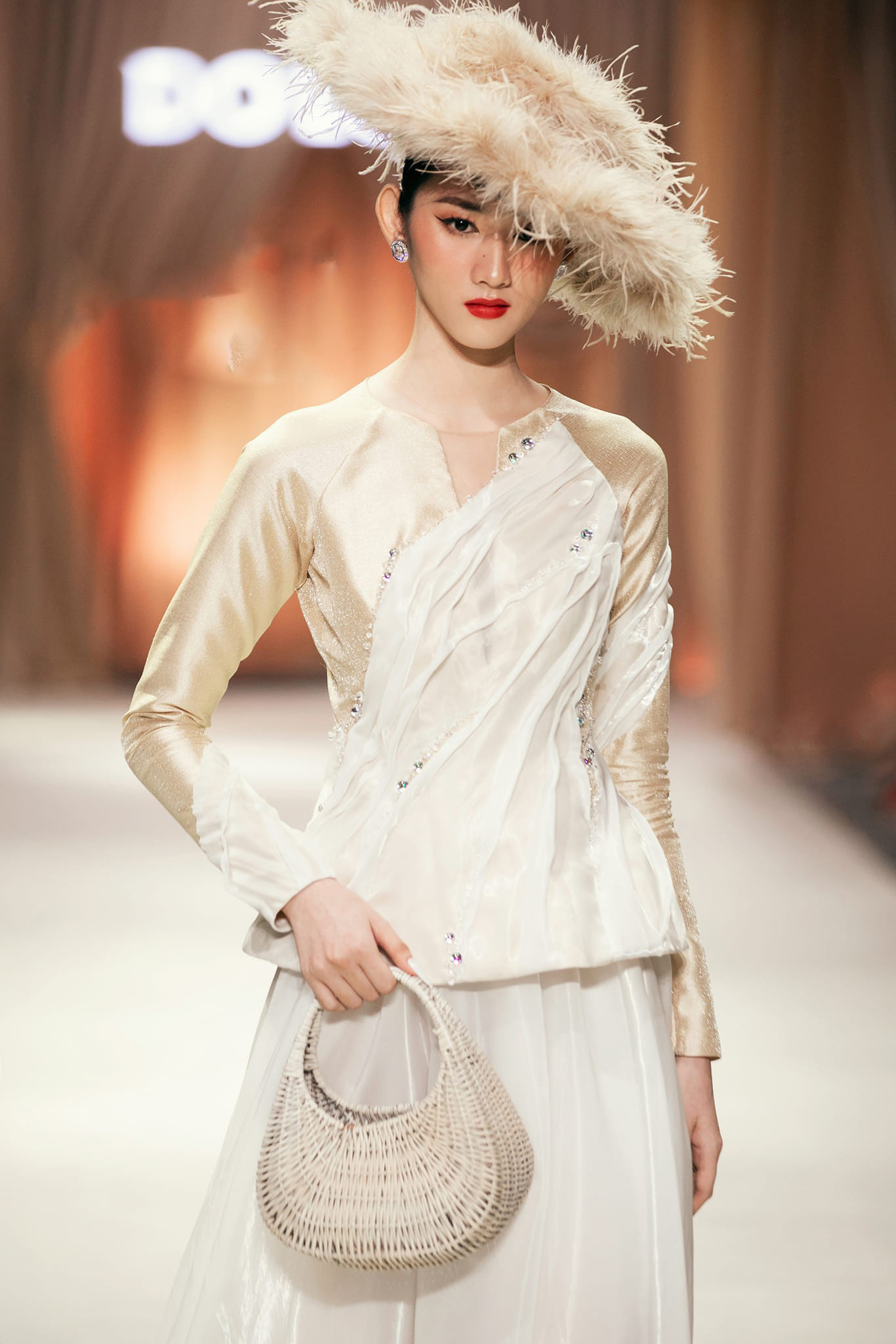 Khi bước chân vào đại học, Hải Yến học cách tự lập, trưởng thành và theo đuổi công việc người mẫu để trang trải các chi phí trong cuộc sống. Công việc này cũng giúp Hải Yến có cái nhìn đa chiều hơn về cái đẹp cũng như có thêm kiến thức về ngành thời trang Việt Nam.