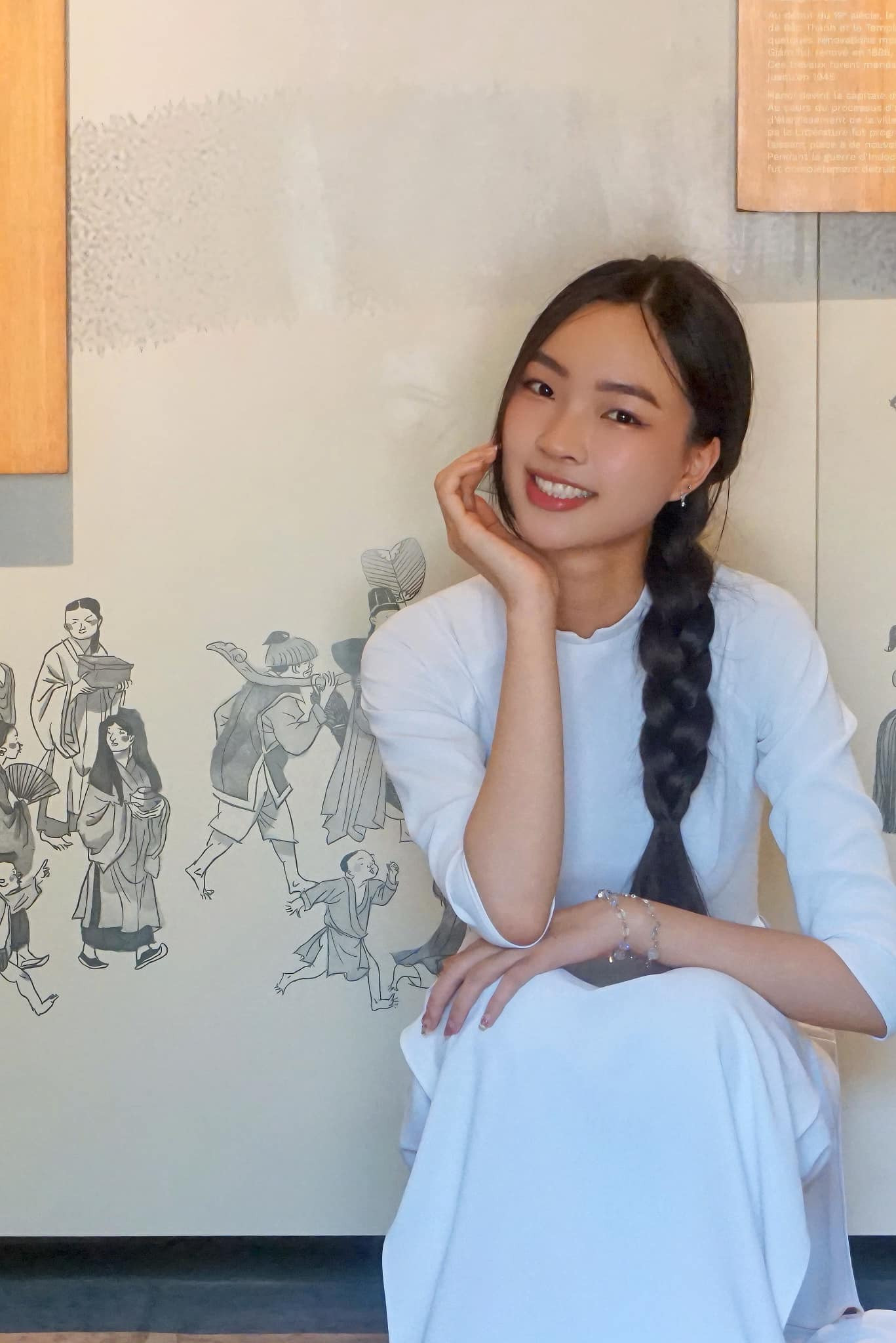 Nữ sinh 2004 khoe vẻ trong trẻo, mộc mạc với áo dài trắng. Cô gây thiện cảm với nụ cười rạng rỡ.