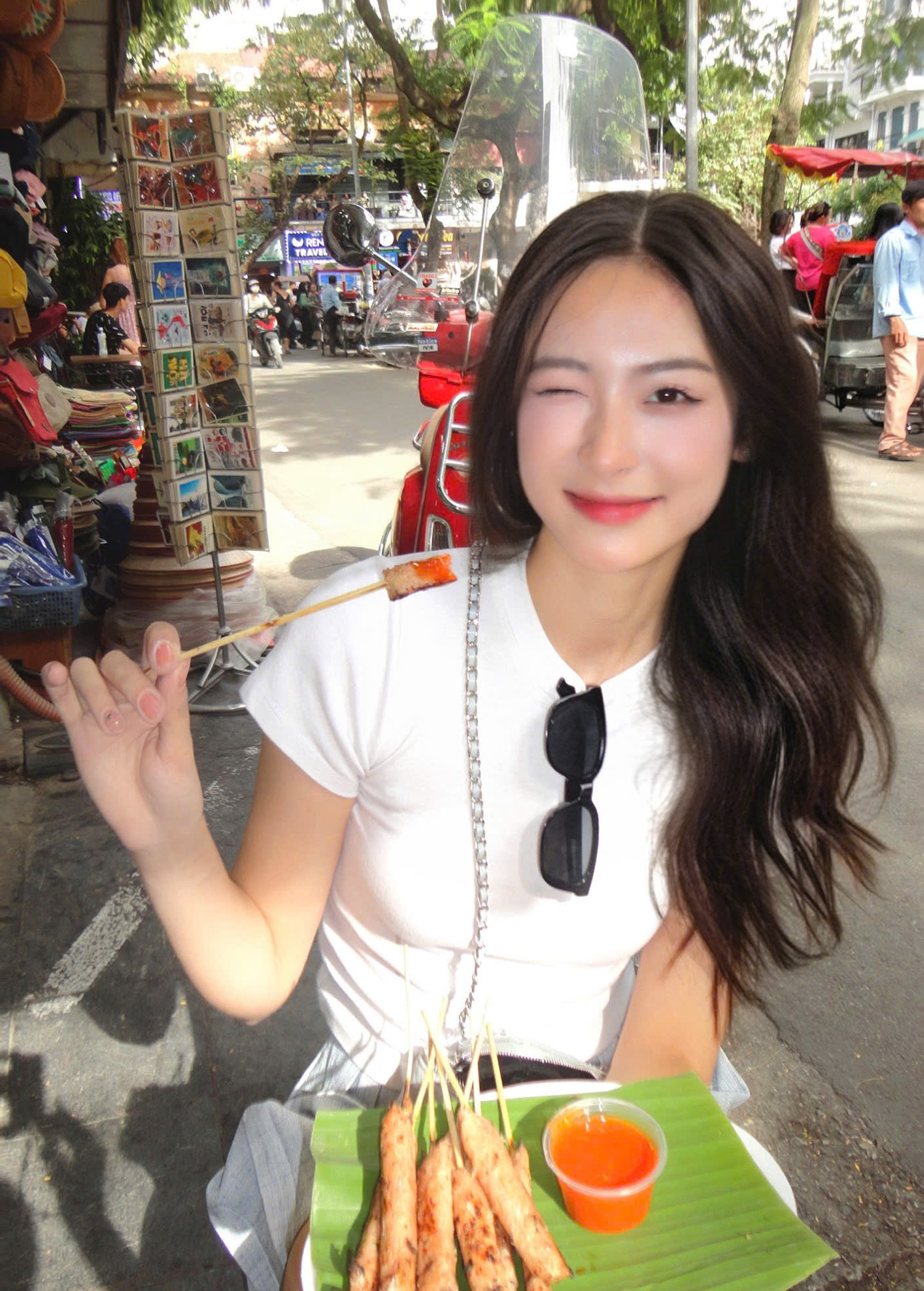 Ở phòng nhân trắc học, Vân Nhi bất ngờ vì sự nghiêm túc, chuẩn chỉnh, các bác sĩ nắn từng chiếc mũi, nặn từng chiếc cằm để kiểm tra.