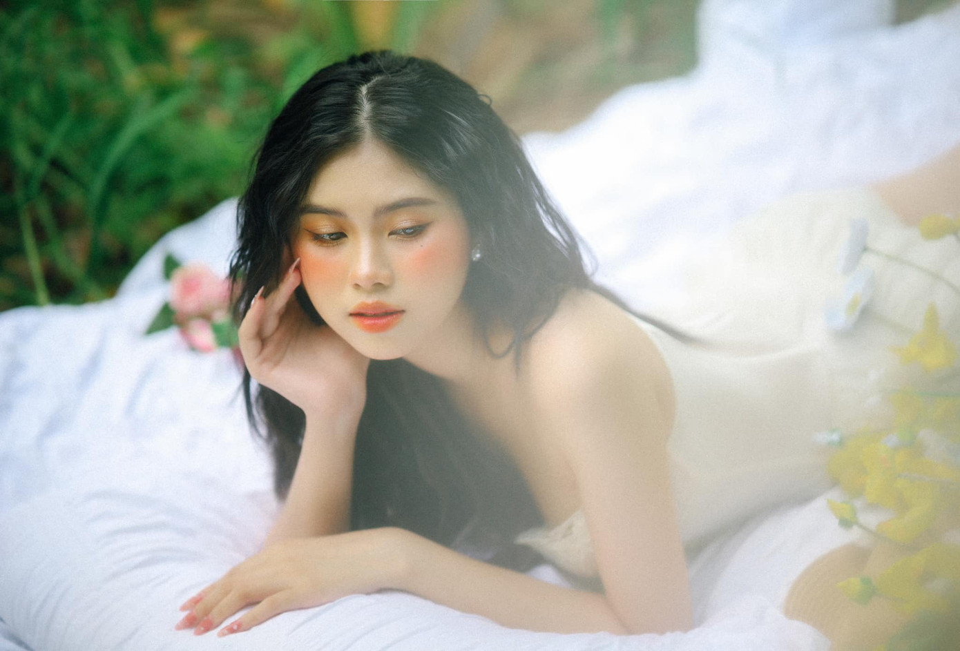 Công việc làm mẫu giúp cô quen với việc trình diễn trước ống kính, tạo nên sự tự tin và thoải mái trên sân khấu. "Tôi cũng học được cách xử lý áp lực trong môi trường chuyên nghiệp. Từ đó, duy trì tinh thần lạc quan cũng như tự chủ trong mọi tình huống", cô nói.