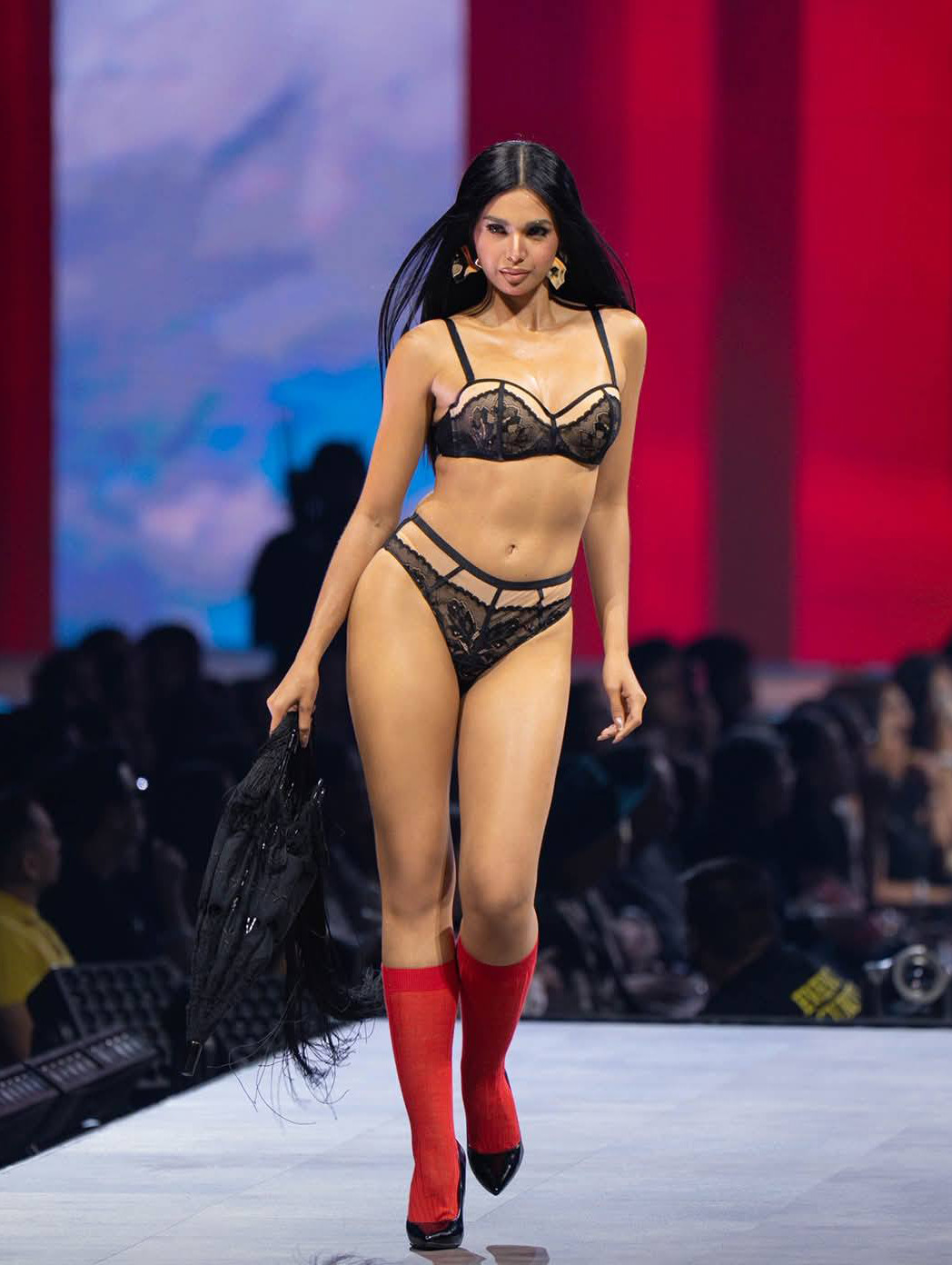 Á hậu 1 Hoa hậu Hòa bình Quốc tế 2024 Christine Juliane Opiaza khoe hình thể đầy đặn, sexy trên sàn diễn. Cô có lối trình diễn cuốn hút, nhiều năng lượng.