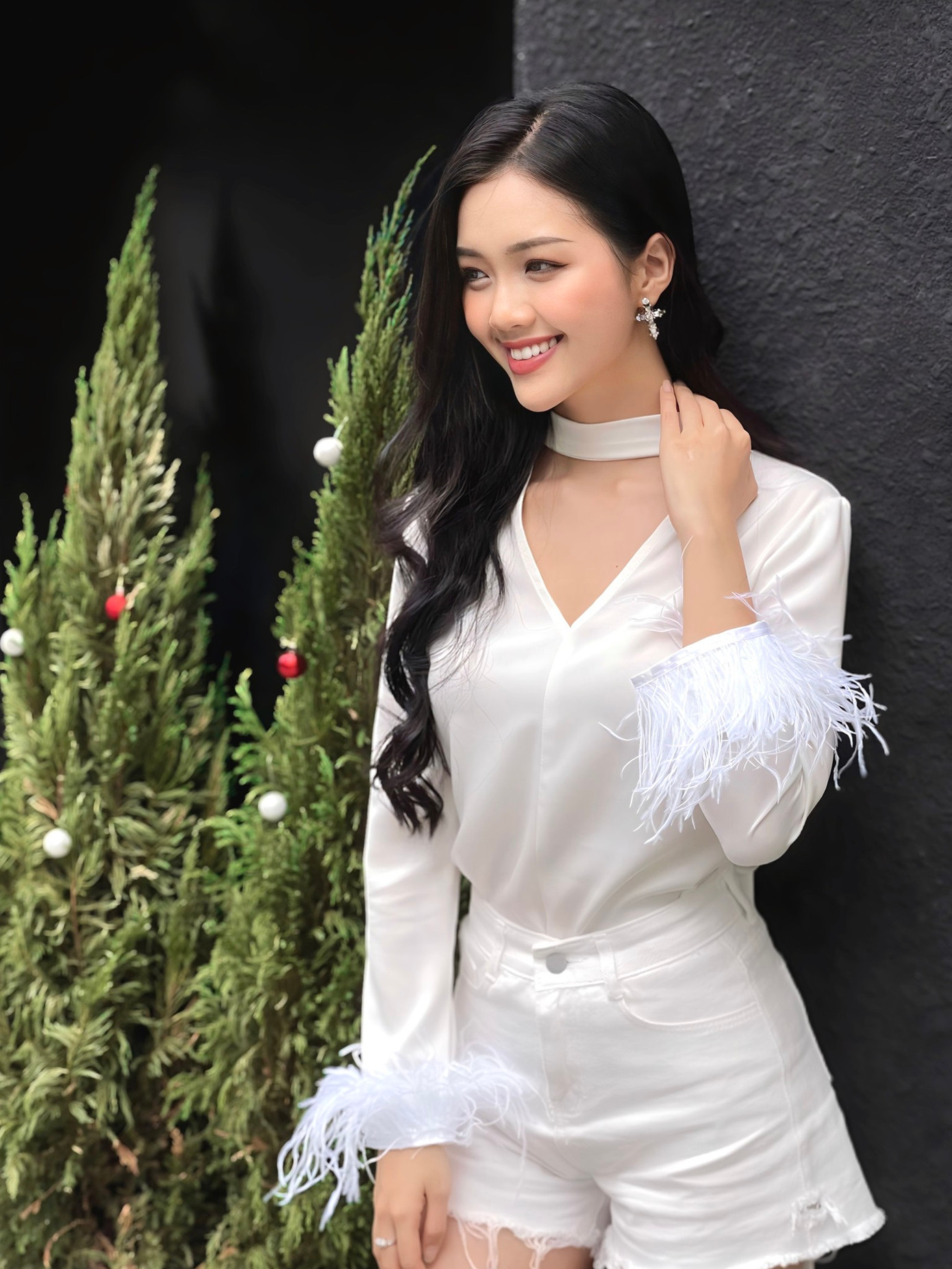 "Không có công thức chung để định nghĩa một hoa hậu, điều quan trọng nhất vẫn là sự chân thành, không ngừng hoàn thiện bản thân và luôn hướng đến những giá trị tốt đẹp cho xã hội”, cô nói.