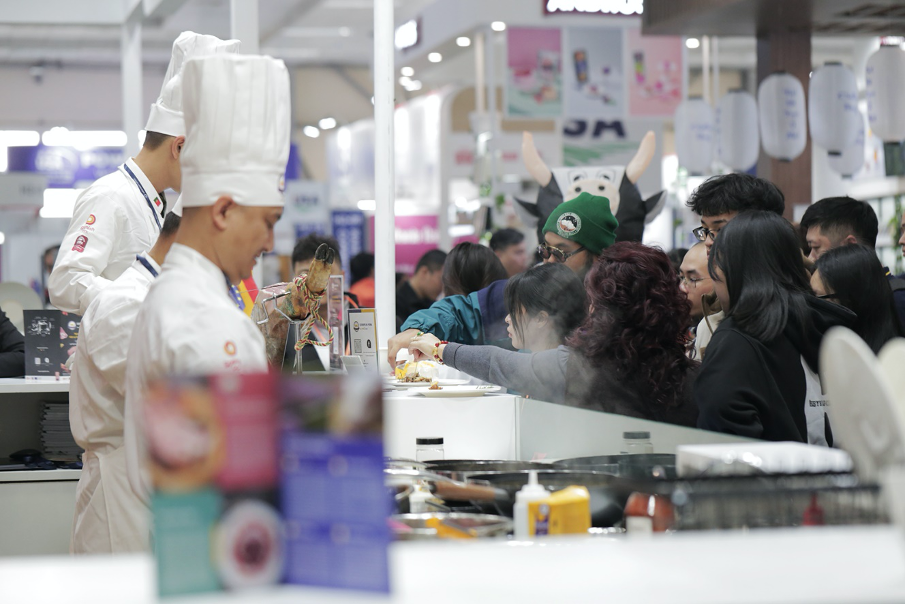 Khách tham quan có cơ hội tham gia các buổi thử nếm thịt heo châu Âu Khách tham quan có cơ hội tham gia các buổi thử nếm thịt heo châu Âu