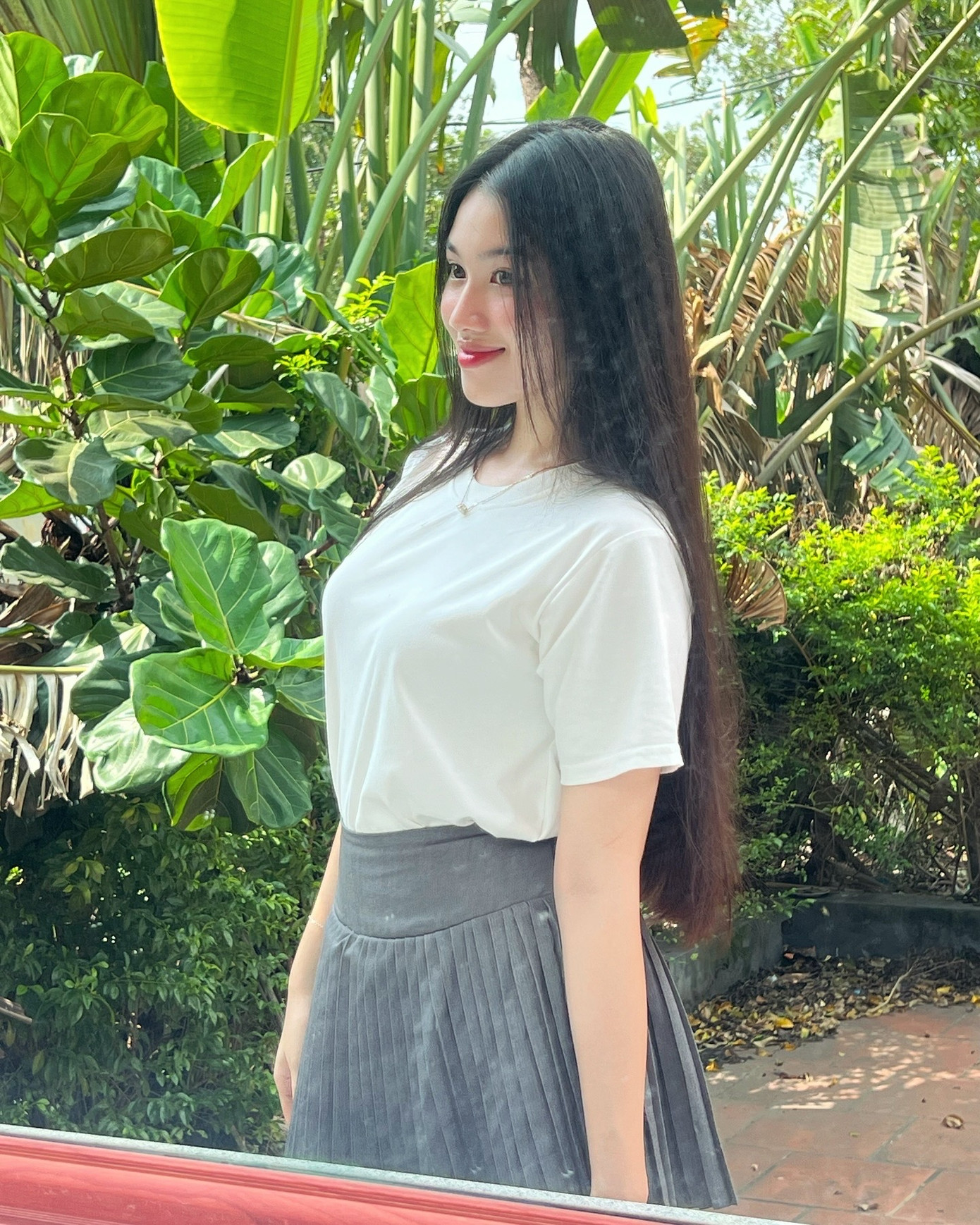 Ngoài đời thường, Thanh Vân theo đuổi phong cách trẻ trung, nữ tính với những kiểu đầm họa tiết, chân váy xếp ly... Cô thường để tóc dài dù diện trang phục nào. Người đẹp Ninh Bình được nhận xét hợp với cách trang điểm trong trẻo.