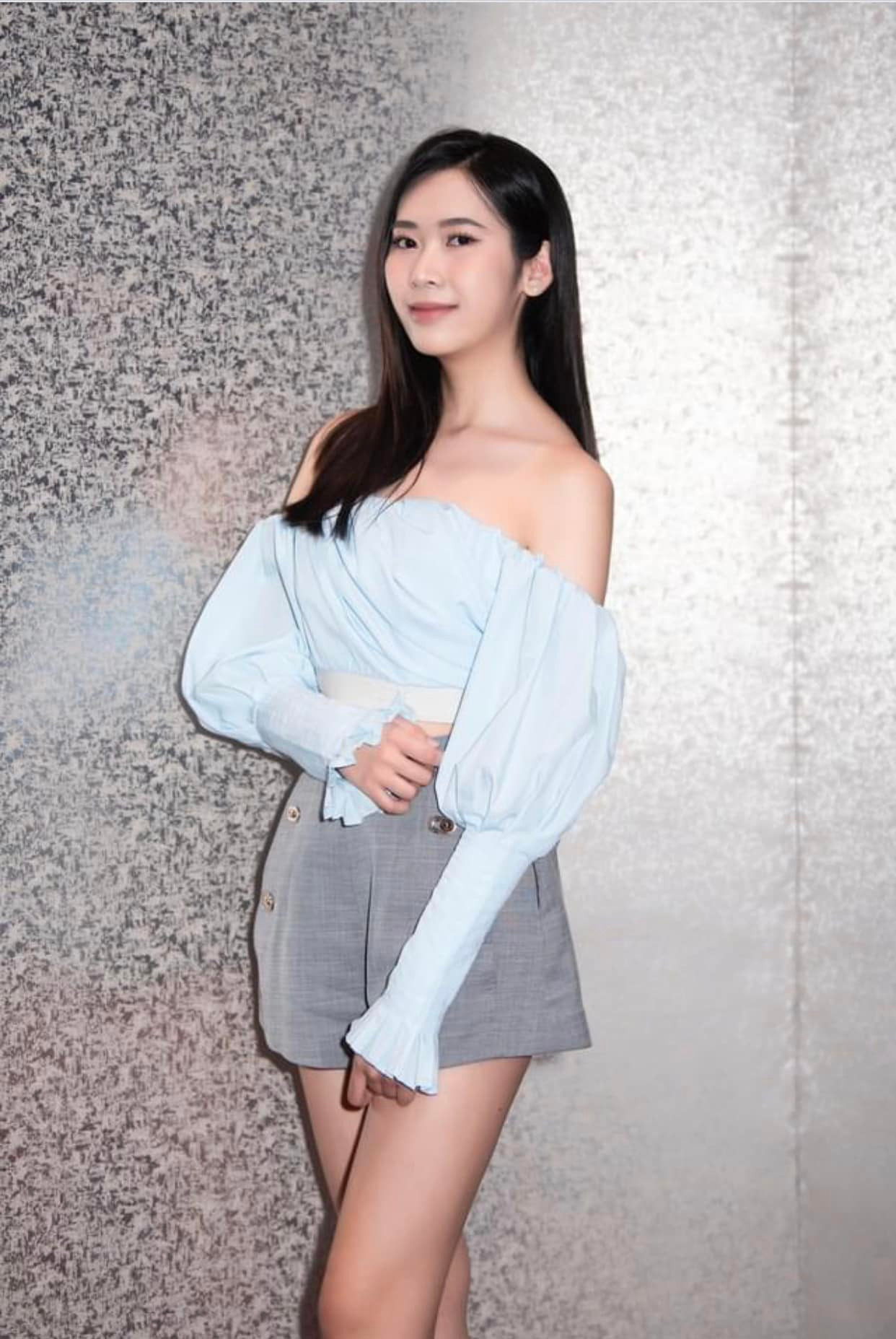 “Là cô gái dân tộc Tày đến từ Cao Bằng, tôi tự hào mang đến cuộc thi trang phục văn hóa và ngôn ngữ đặc trưng của dân tộc mình. Ngoài ra, tôi đã mang theo những đặc sản Cao Bằng đến Hoa Hậu Việt Nam”, người đẹp chia sẻ.