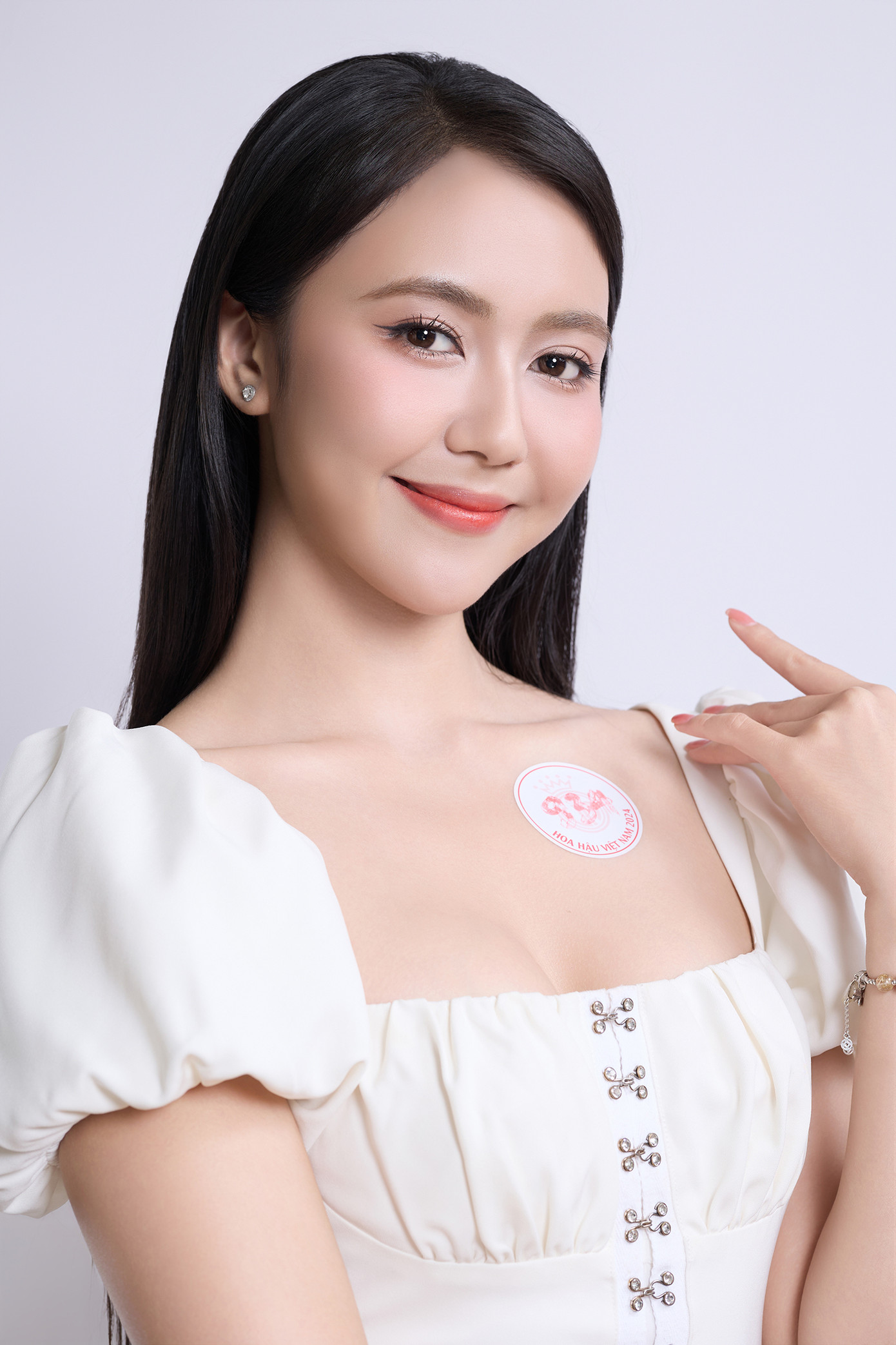 Thí sinh Lê Thị Mỹ Dung, SBD 934, sinh năm 2001, đến từ Rạch Giá, là diễn viên, MC, người mẫu tự do. Cô tốt nghiệp khoa Kịch, Đại học Sân khấu Điện ảnh năm 2023.