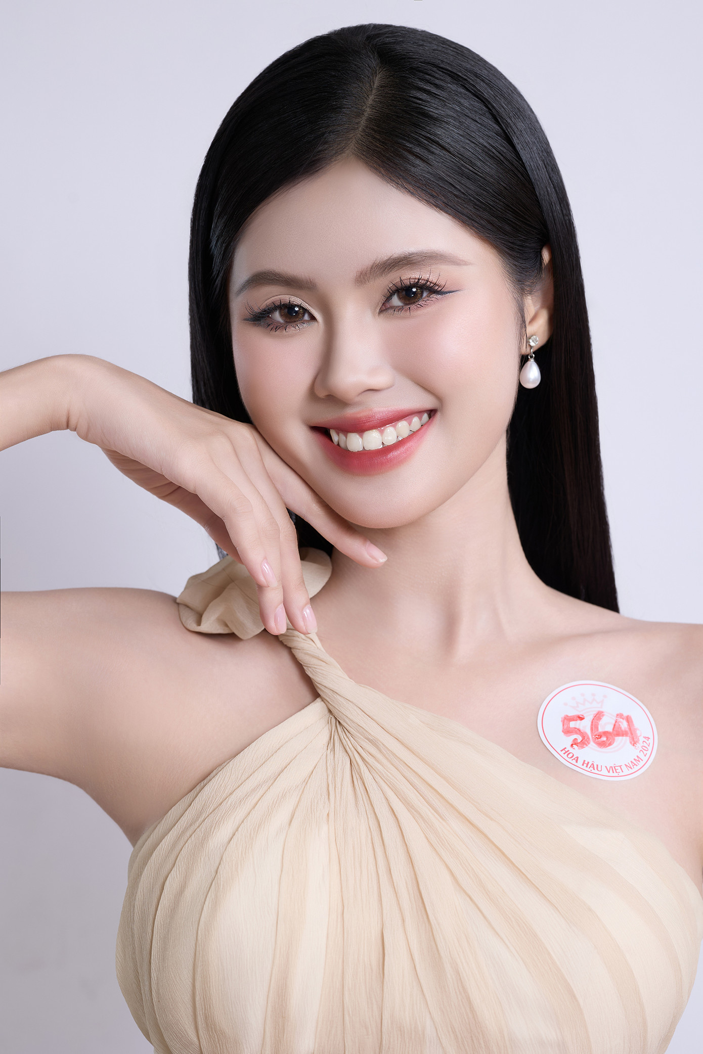 Thí sinh Võ Đoàn Bảo Hà, SBD 564, sinh năm 2002, đến từ Đồng Nai, đã tốt nghiệp Đại học Quốc tế, Đại học Quốc gia TPHCM.