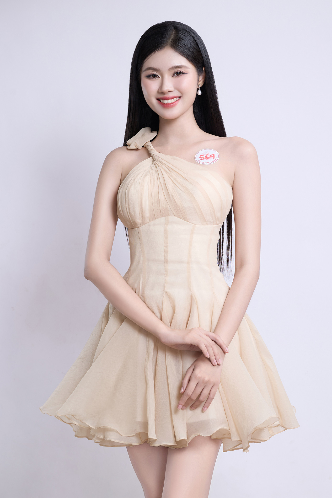 Thí sinh Võ Đoàn Bảo Hà, SBD 564, sinh năm 2002, đến từ Đồng Nai, đã tốt nghiệp Đại học Quốc tế, Đại học Quốc gia TPHCM.