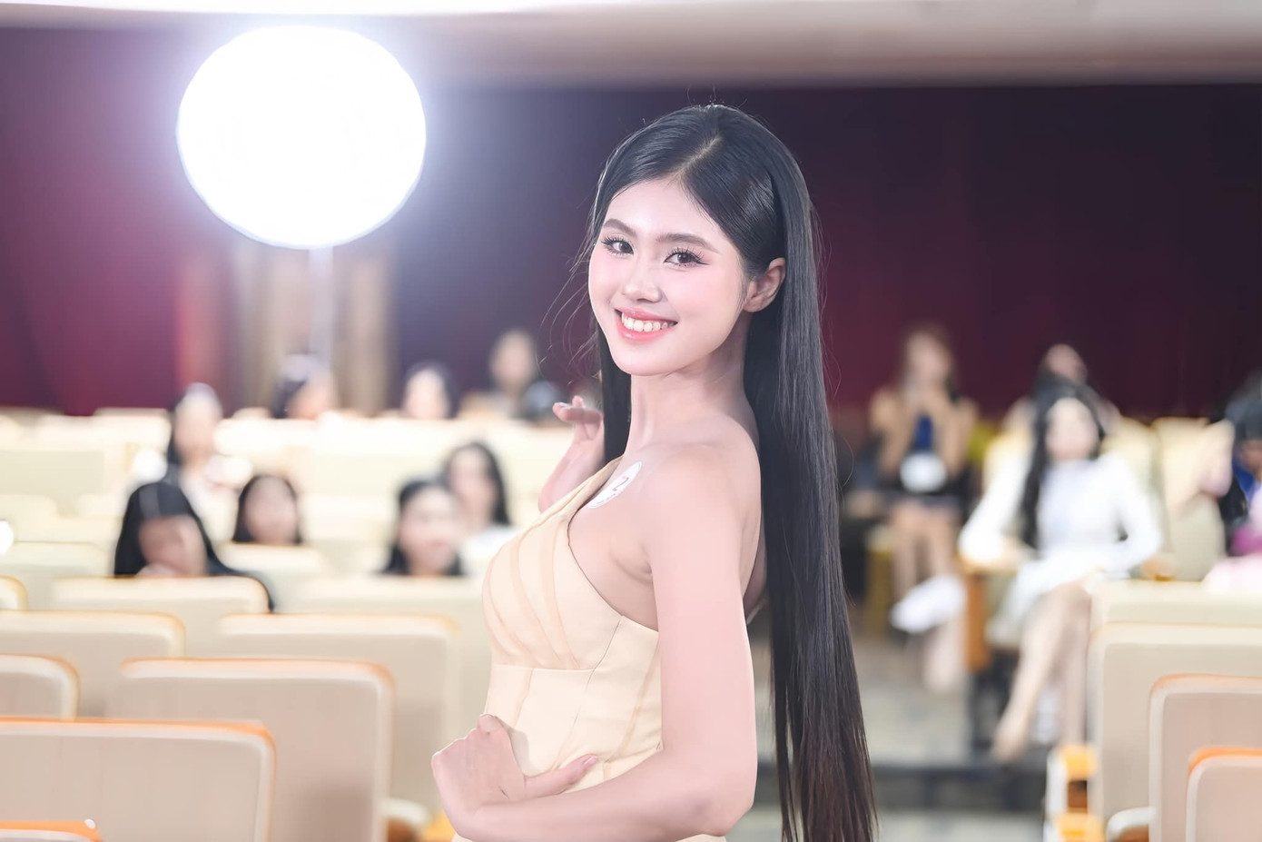 Ở vòng sơ khảo, những hình ảnh của Bảo Hà gây chú ý với khán giả và truyền thông. Cô có nhan sắc ngọt ngào, trong trẻo.