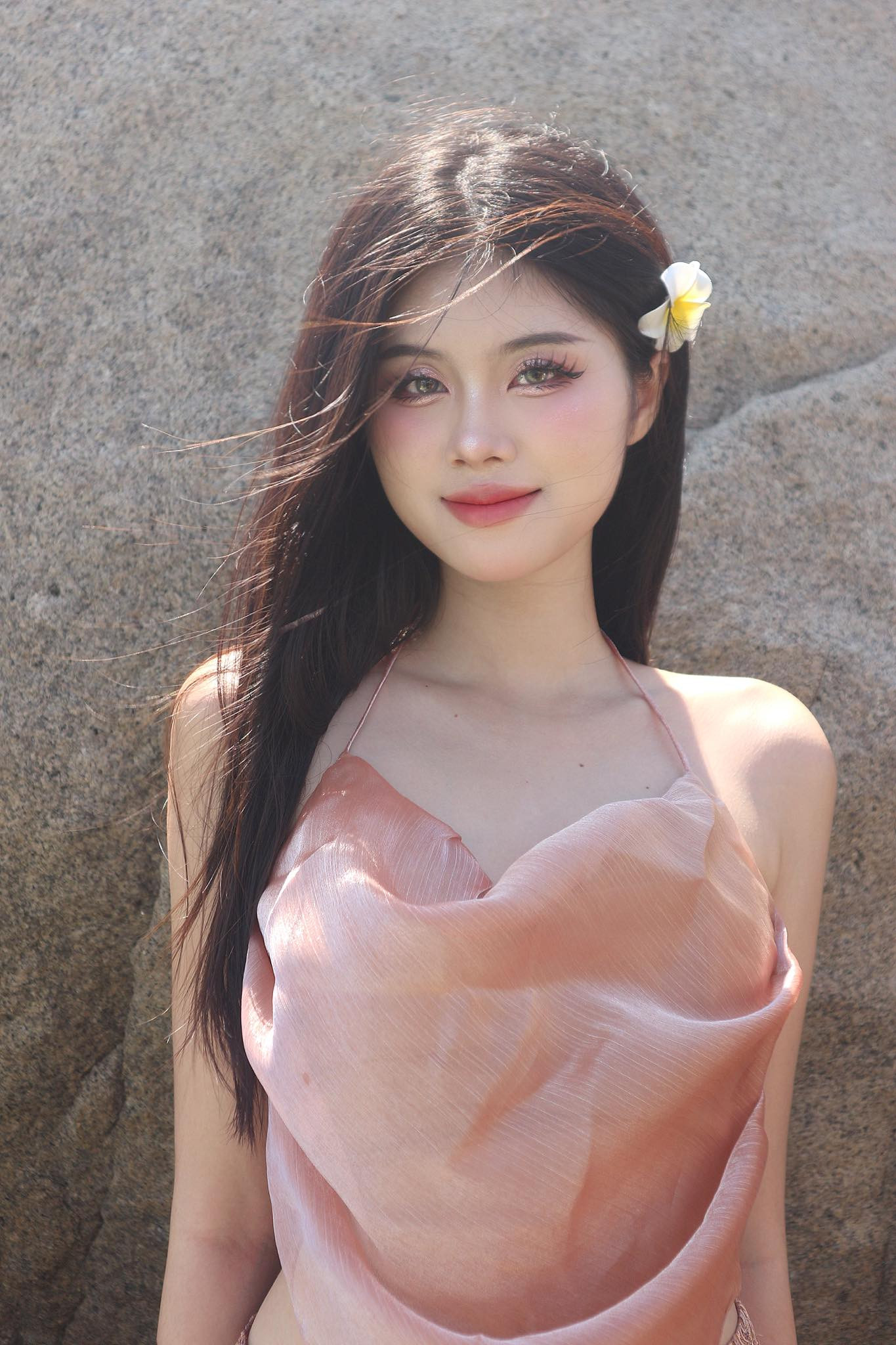 Người đẹp 23 tuổi theo đuổi phong cách thời trang Y2K, Lolita. Váy áo tua rua với tông màu hồng pastel được cô tích cực lăng-xê.