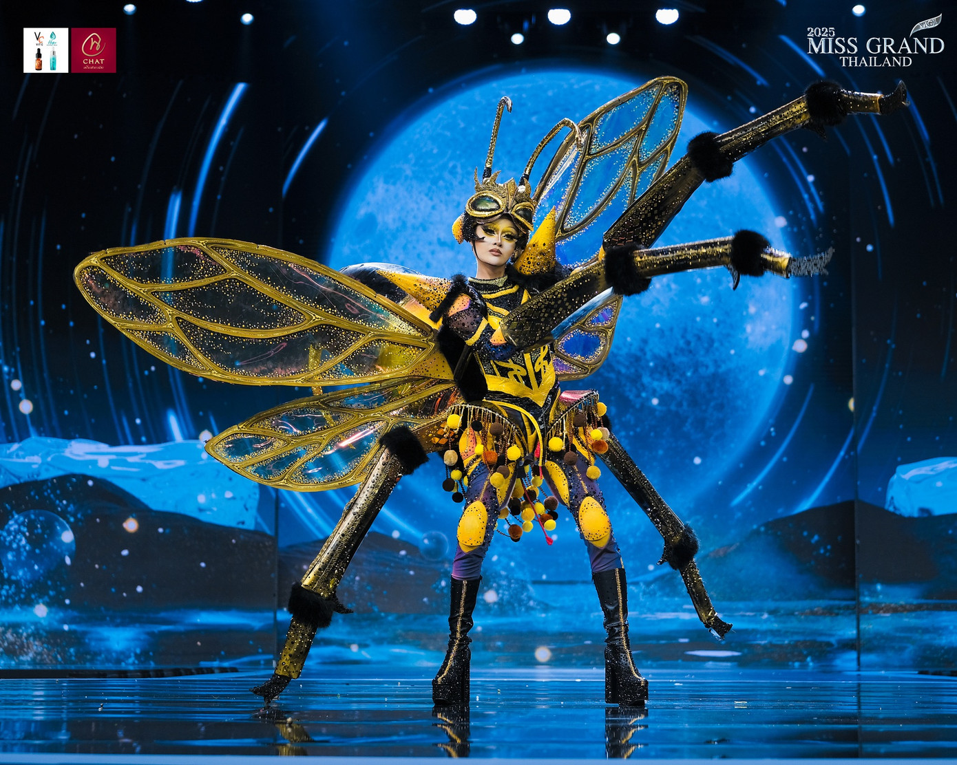 Đêm thi chứng kiến sự góp mặt của nhiều thiết kế mang cảm hứng về các loài động vật đặc trưng của xứ sở chùa vàng như ong vò vẽ, cá sấu, rắn hổ mang...