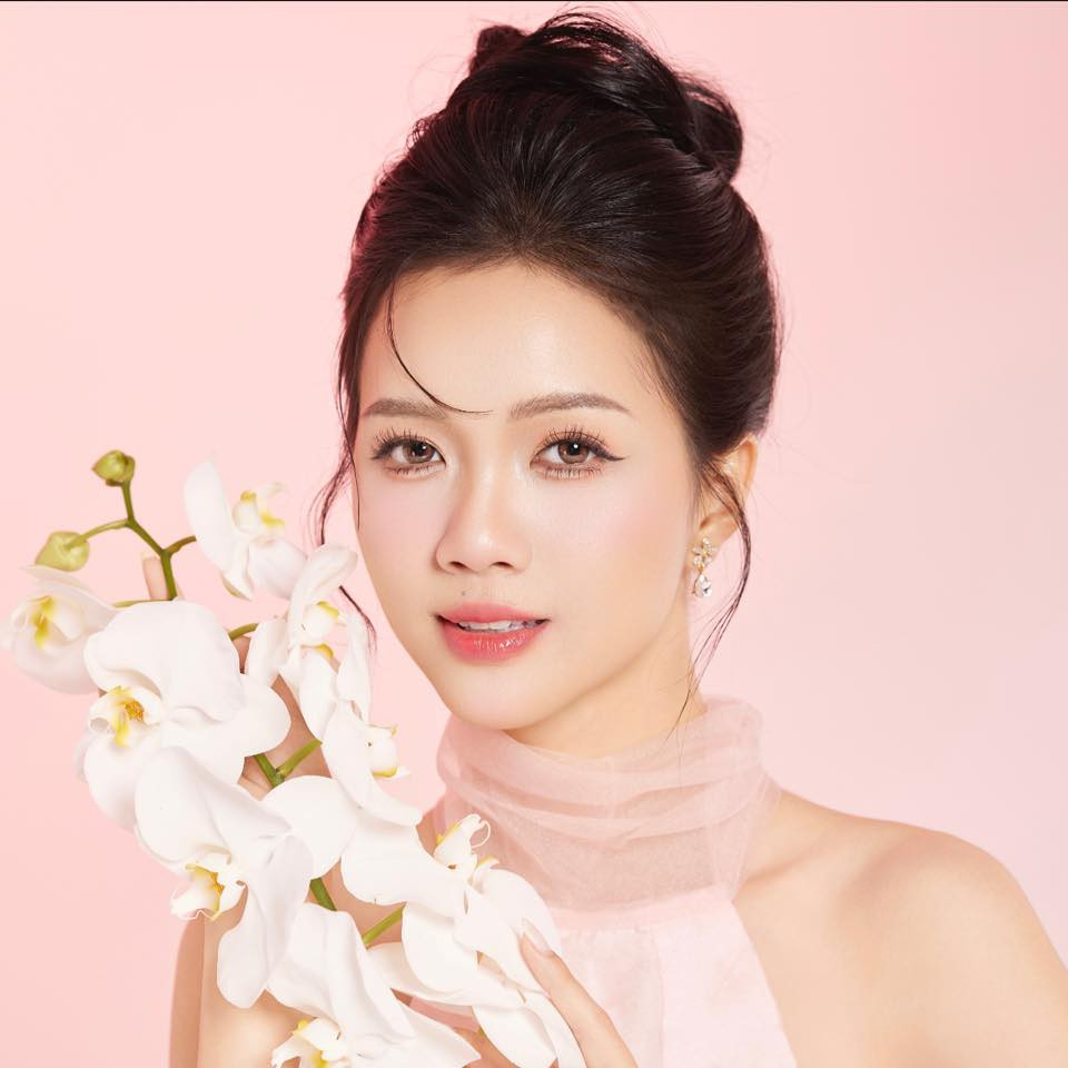 Mỹ Vân đã tốt nghiệp Cử nhân ngành Ngôn ngữ Anh tại Đại học Tôn Đức Thắng. Ngoài ra, cô còn có các chứng chỉ khóa học trực tuyến từ các đại học như Leadership &amp; Communication program của Harvard University và Public library marketing &amp; Public relations từ Đại học Michigan.