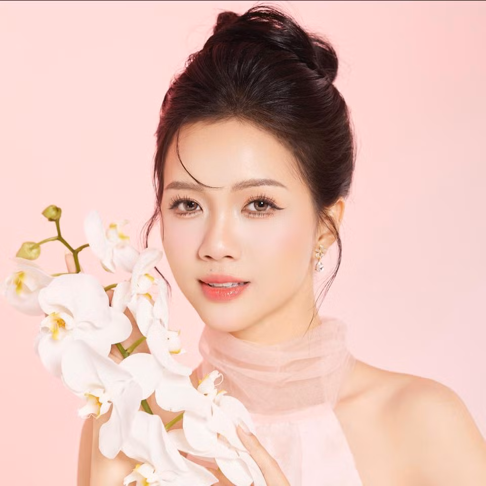 Mỹ Vân đã tốt nghiệp Cử nhân ngành Ngôn ngữ Anh tại Đại học Tôn Đức Thắng. Ngoài ra, cô còn có các chứng chỉ khóa học trực tuyến từ các đại học như Leadership &amp; Communication program của Harvard University và Public library marketing &amp; Public relations từ Đại học Michigan.
