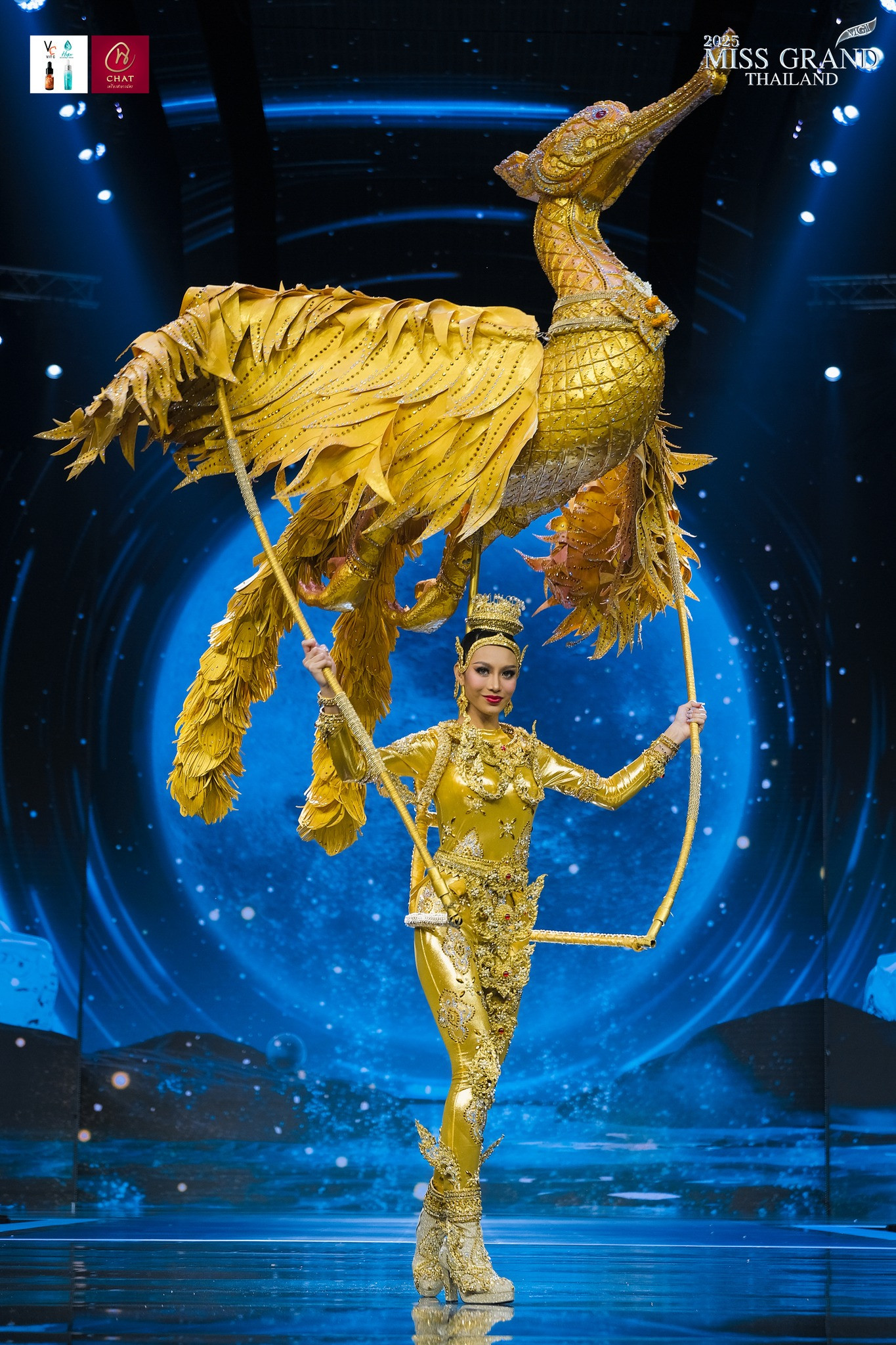 Những bộ trang phục dát vàng cầu kỳ, kèm theo động cơ được tính toán kỹ lưỡng tạo ra hiệu ứng sinh động, làm khán giả trầm trồ.