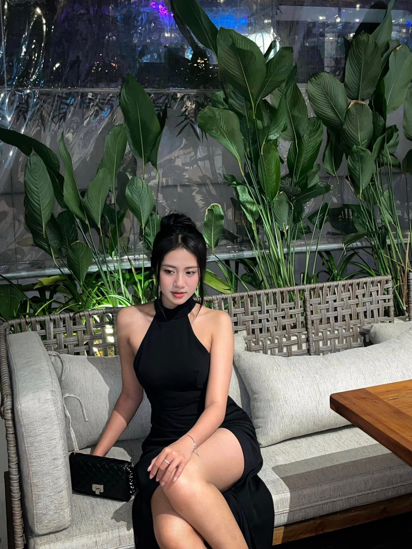 Ngoài đời thường, cô gái 21 tuổi gây chú ý với thân hình cân đối, làn da rám nắng khỏe khoắn. Trúc Linh chuộng những bộ váy đen ôm sát, lệch vai.