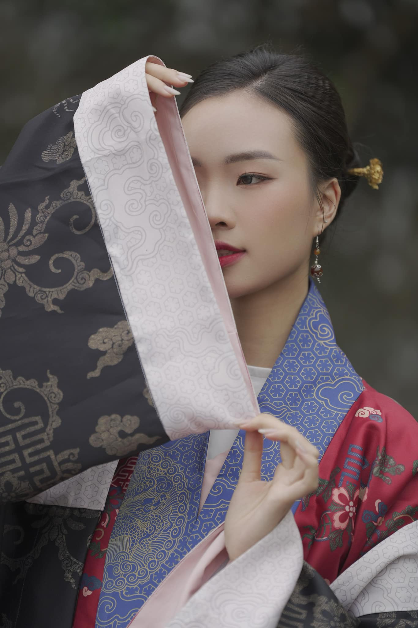 Hồng Duyên có khả năng giao tiếp trôi chảy bằng tiếng Anh. Ngoài ra cô có khả năng nói tiếng Trung. Tại sơ khảo phía Bắc, cô tự tin khoe khả năng ngoại ngữ của mình.