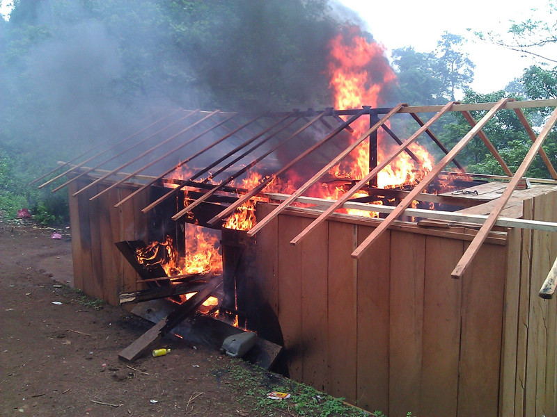 "Đại bản doanh" của lâm tặc trên đỉnh núi xã Nghinh Tường bị lực lượng kiểm lâm triệt phá.