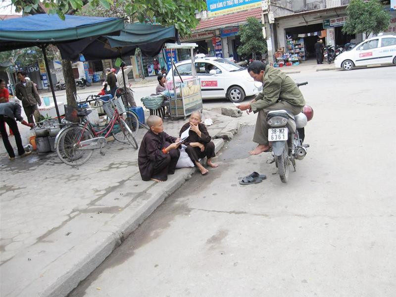 Hai sư giả tại cổng Bệnh viện Đa khoa Hà Tĩnh. Ảnh: Minh Thùy