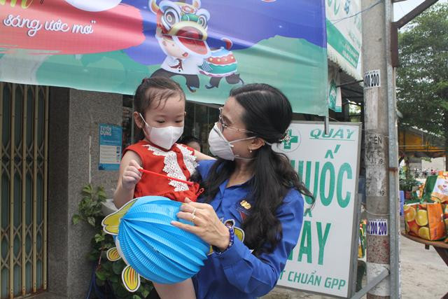 Chị Nguyễn Phạm Duy Trang (UV. BTV Trung ương Đoàn, Trưởng ban Công tác thiếu nhi, Phó Chủ tịch thường trực Hội đồng Đội Trung ương) tặng quà cho thiếu nhi nhân dịp Tết Trung thu Chị Nguyễn Phạm Duy Trang (UV. BTV Trung ương Đoàn, Trưởng ban Công tác thiếu nhi, Phó Chủ tịch thường trực Hội đồng Đội Trung ương) tặng quà cho thiếu nhi nhân dịp Tết Trung thu