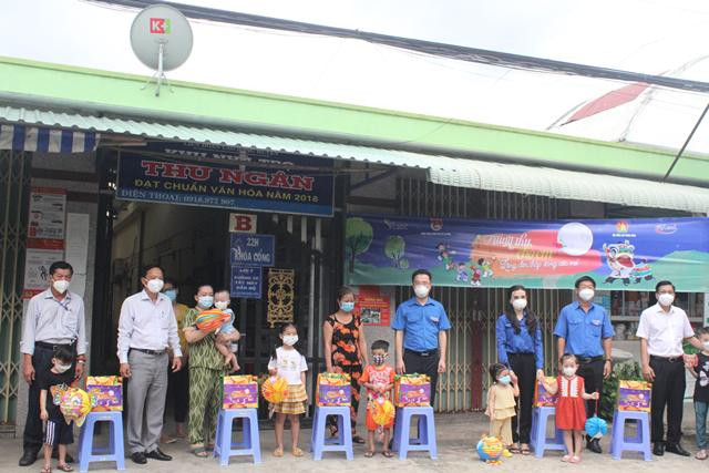 Trao tặng quà Tết trung thu cho thiếu nhi Long An. Trao tặng quà Tết trung thu cho thiếu nhi Long An.