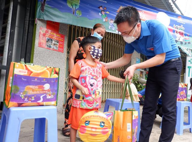 Anh Nguyễn Tường Lâm - Bí thư Trung ương Đoàn tặng quà cho thiếu nhi nhân dịp Tết Trung thu. Anh Nguyễn Tường Lâm - Bí thư Trung ương Đoàn tặng quà cho thiếu nhi nhân dịp Tết Trung thu.