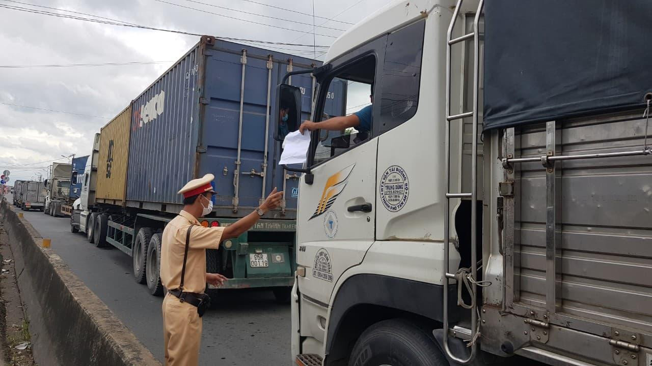 Kiểm tra phương tiện trên địa bàn Long An.