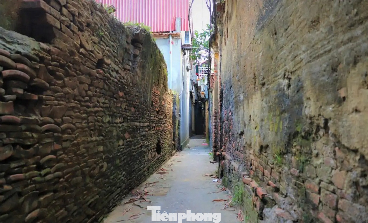Những con ngõ nhỏ với sắc màu của thời gian khiến bất cứ ai ghé thăm cũng cảm nhận cuộc sống như đang chậm lại.