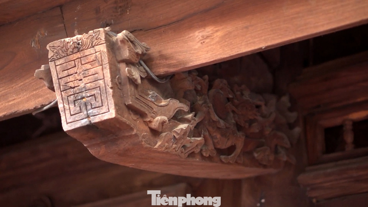 Đình Thổ Hà là ngôi đình cổ thứ 2 ở Bắc Giang sau đình Lỗ Hạnh (xã Đông Lỗ, huyện Hiệp Hòa) được xây dựng vào năm 1576. Không những vậy, ngôi đình còn tiêu biểu cho không gian tâm linh, văn hóa của người Việt, các mảng chạm khắc thể hiện đề tài tứ linh, tứ quý, hoa lá cách điệu, chim thú và con người.